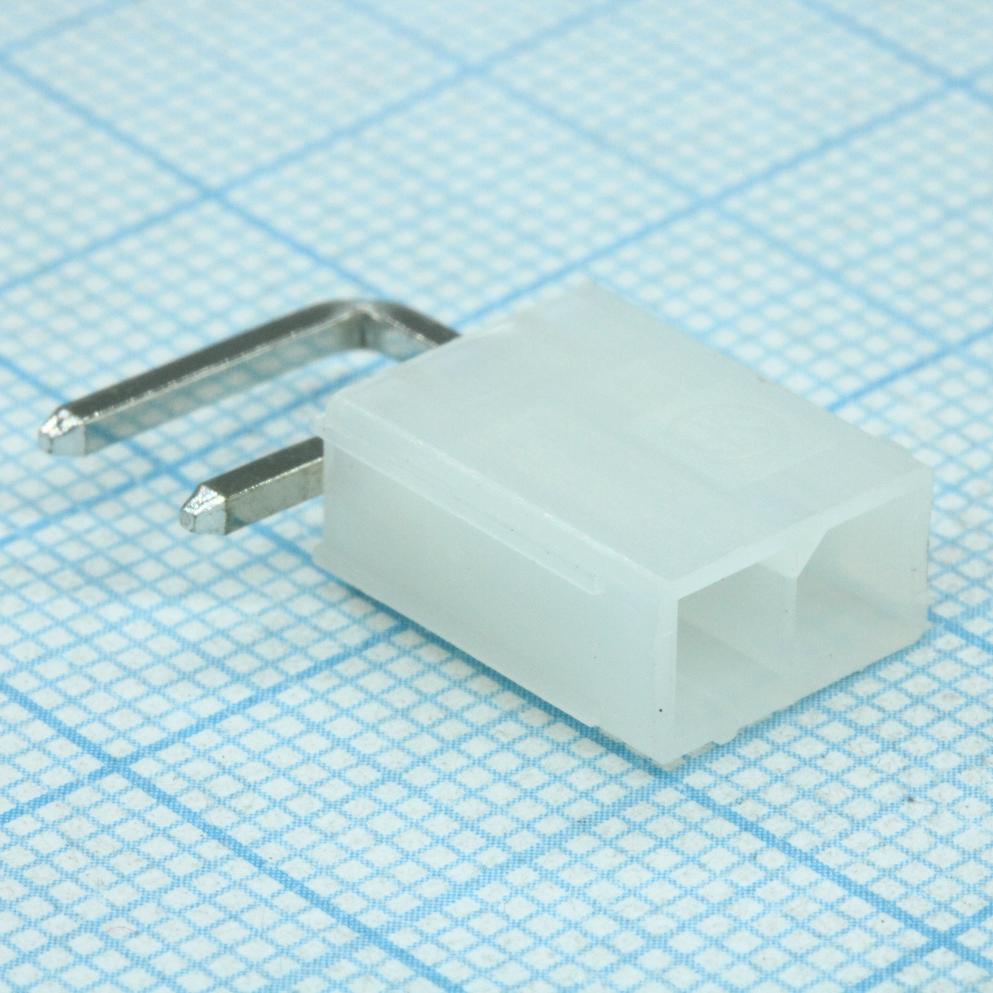 1586041-2 - Разъем типа провод-плата, 2 контакта 4.2мм угловой 1 порт монтаж в отверстие лоток