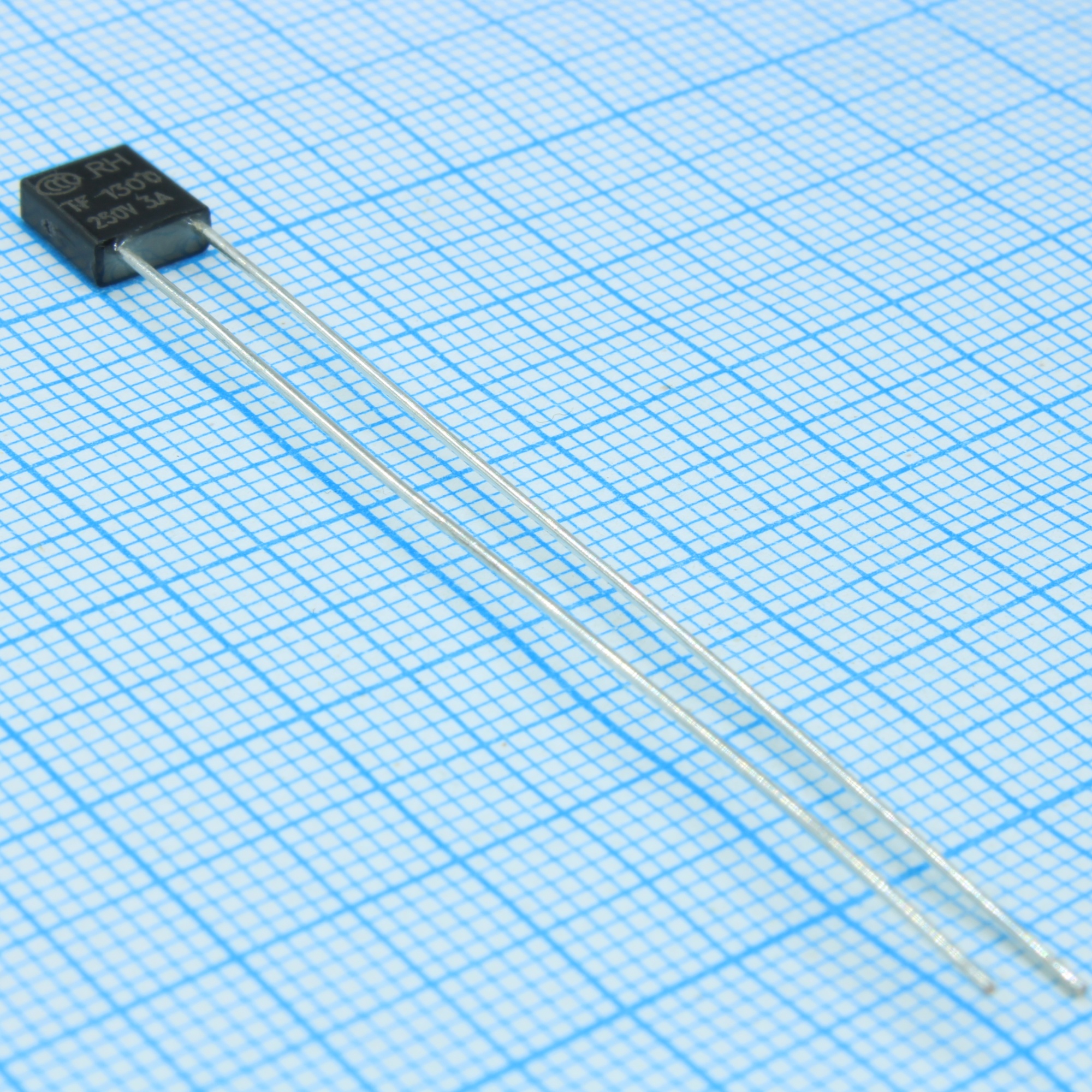 TERMO FUSE 130*C 3A DIP - Термопредохранитель 130*C 3A радиальные выводы