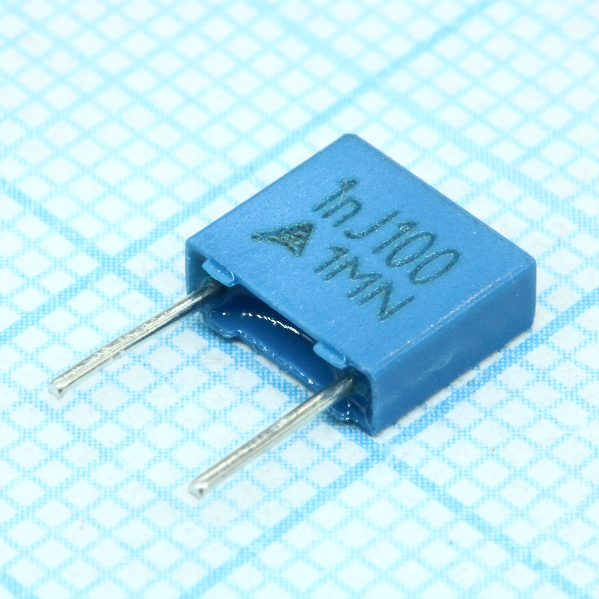 B32529C1102J - Конденсатор металлоплёночный полиэтилентерефталатный 1000пФ 100В ±5% (7.3х2.5х6.5мм) шаг выводов 5мм 125°С автомобильного применения россыпь