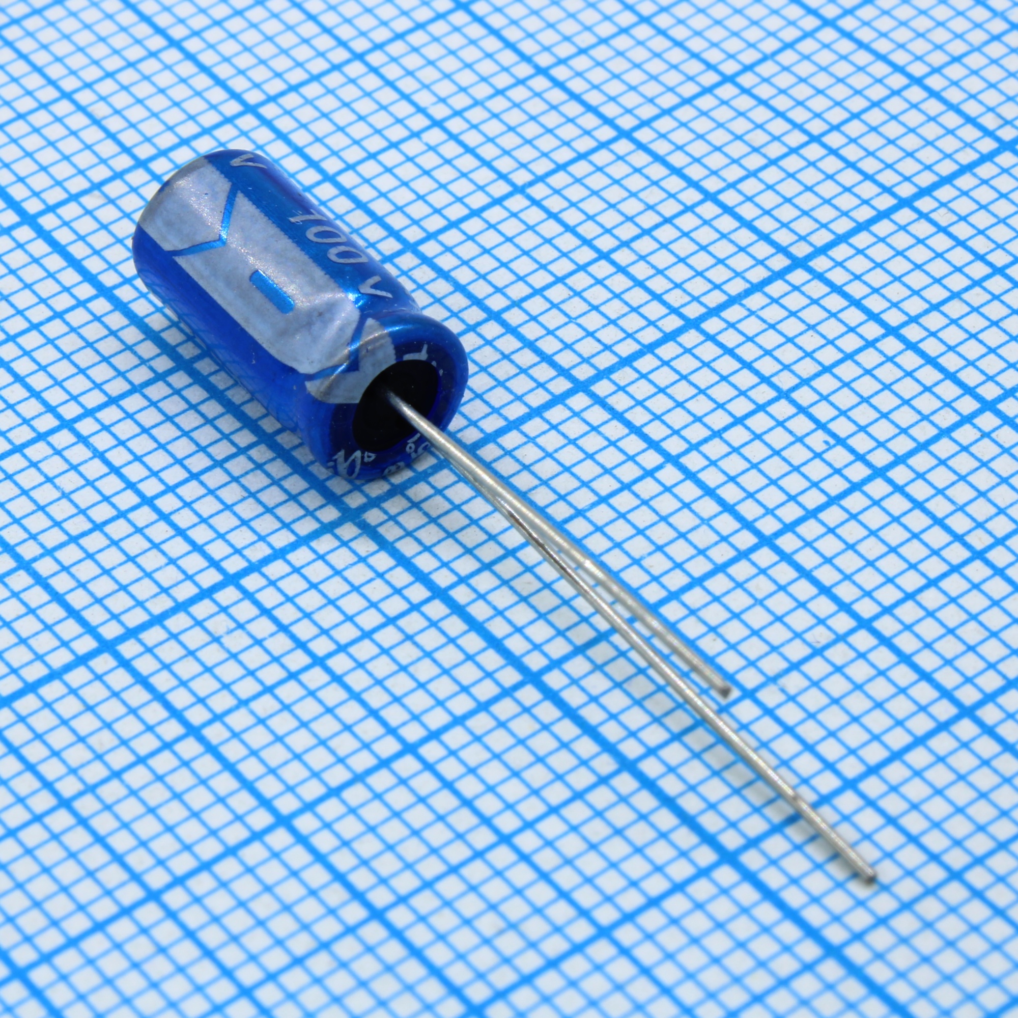 JRB2A220M02500630120000B - Конденсатор алюминиевый электролитический 22/100В  0611 105°С