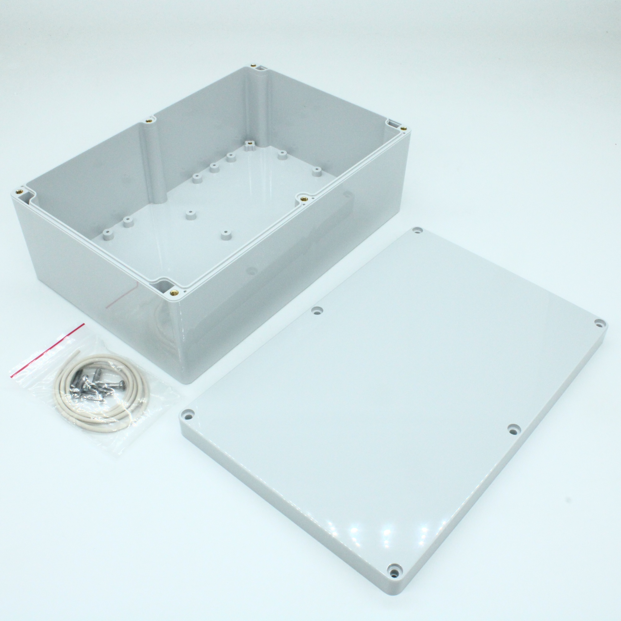 G2018 - Герметичный корпус из поликарбоната, IP65, светло-серый