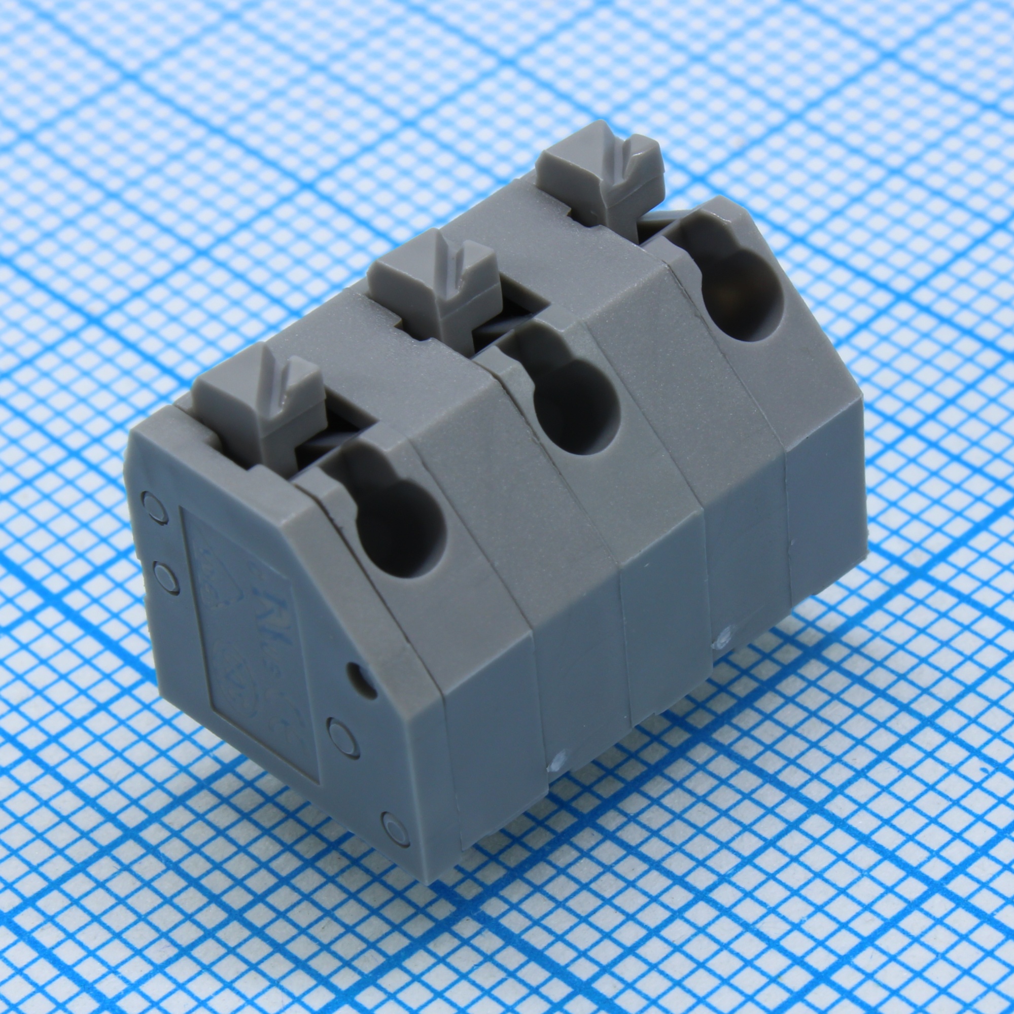 DG250-7.0-03P-11-00AH - Клеммник 3 контакта шаг 7 мм (шахматн. распол. выводов/ межрядн. расст. 5 мм) с зажимн. пружин. клавиш., каб. ввод 45 град., модульный, на плату, H = 13.1 мм (с клавиш.), под провод 22-18AWG/ до 1.5 кв.мм, до 300В/7А, серый изол.