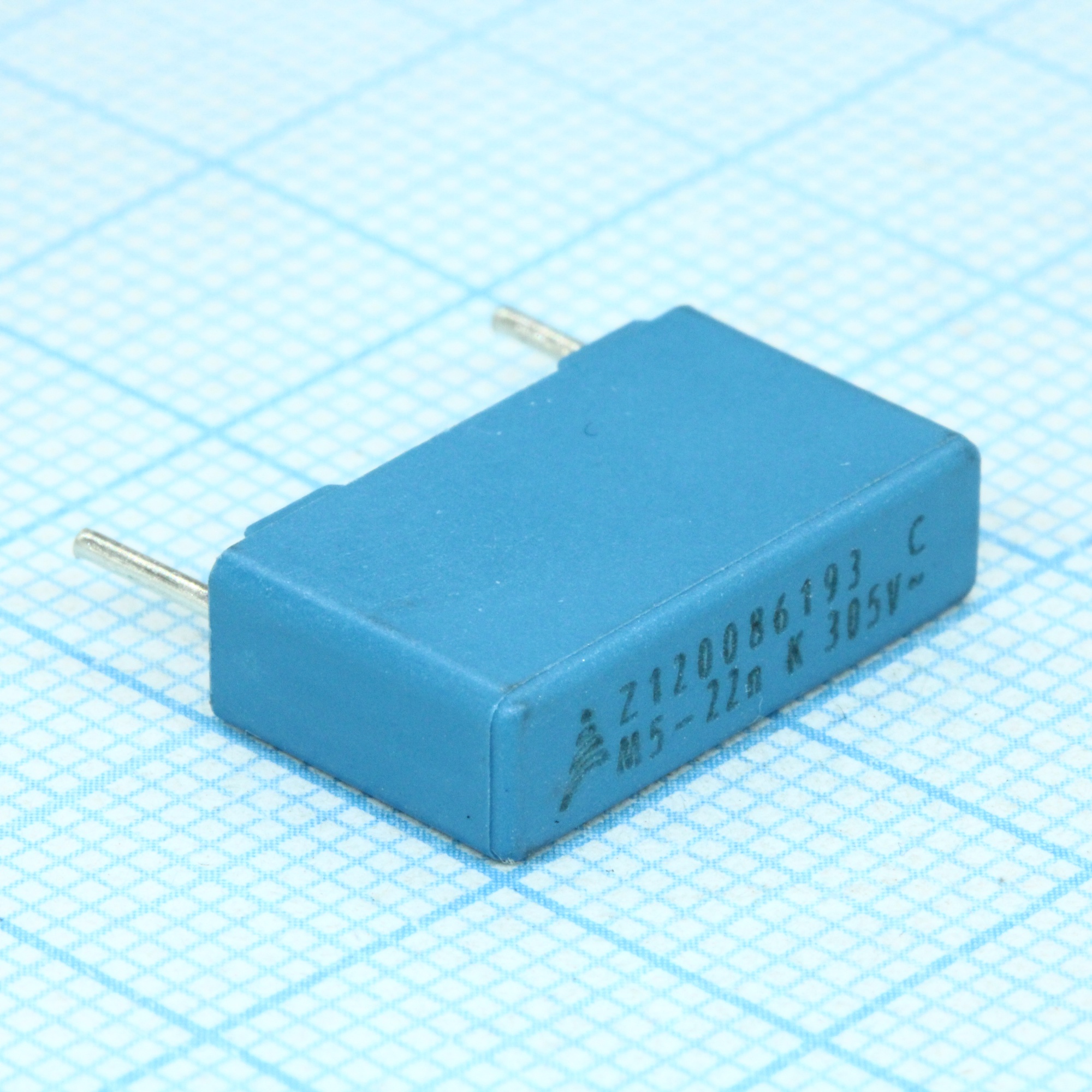 B32922C3223K - Пленочный конденсатор X2 0.022мкФ 305В переменного тока ±10% радиальные выводы 15мм 105°С россыпь