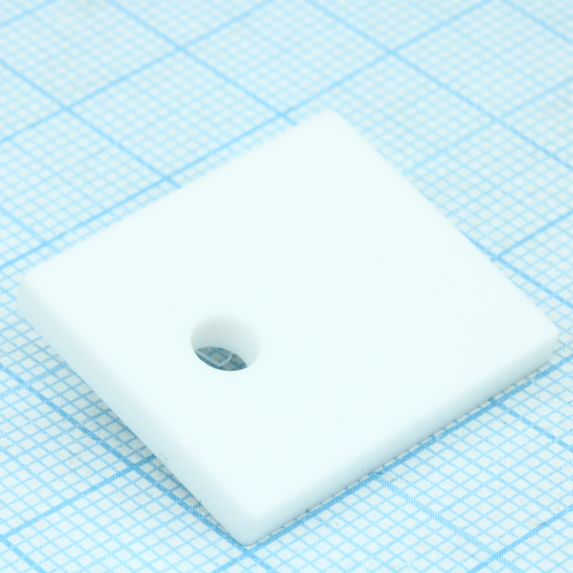 AOS 247/218 - Прокладка теплопроводящая керамическая TO-218 TO-247 21х25х3.0мм тепловое сопротивление 0,3K/W, изоляция 10kV/mm