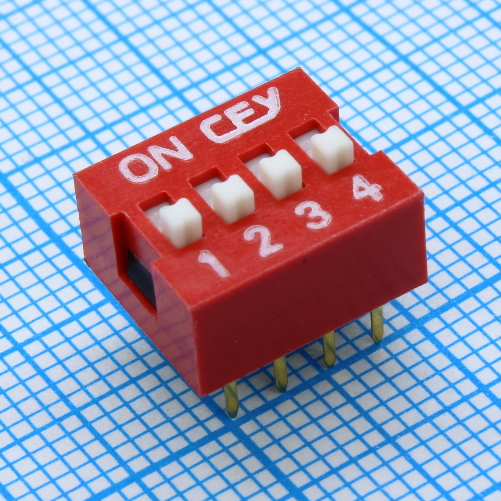 DS1040-04RN - DIP переключатель 4 группы красный шаг 2.54мм 0.1А 24В с выступающим движком монтаж в отверстие
