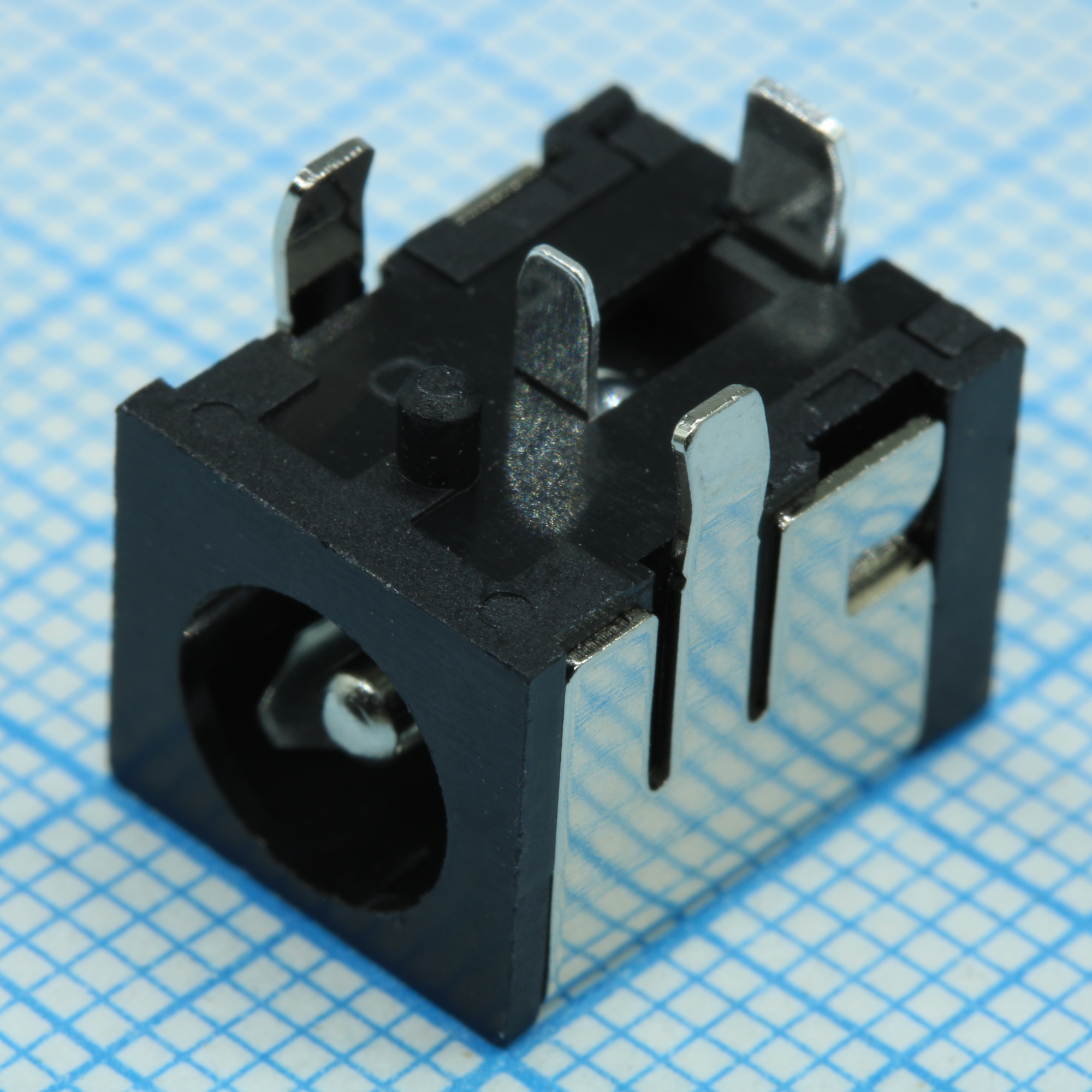 PJ-063AH - Разъем питания 2.0 x 6.5 мм, 8.0 A, горизонтальный монтаж в отверстие