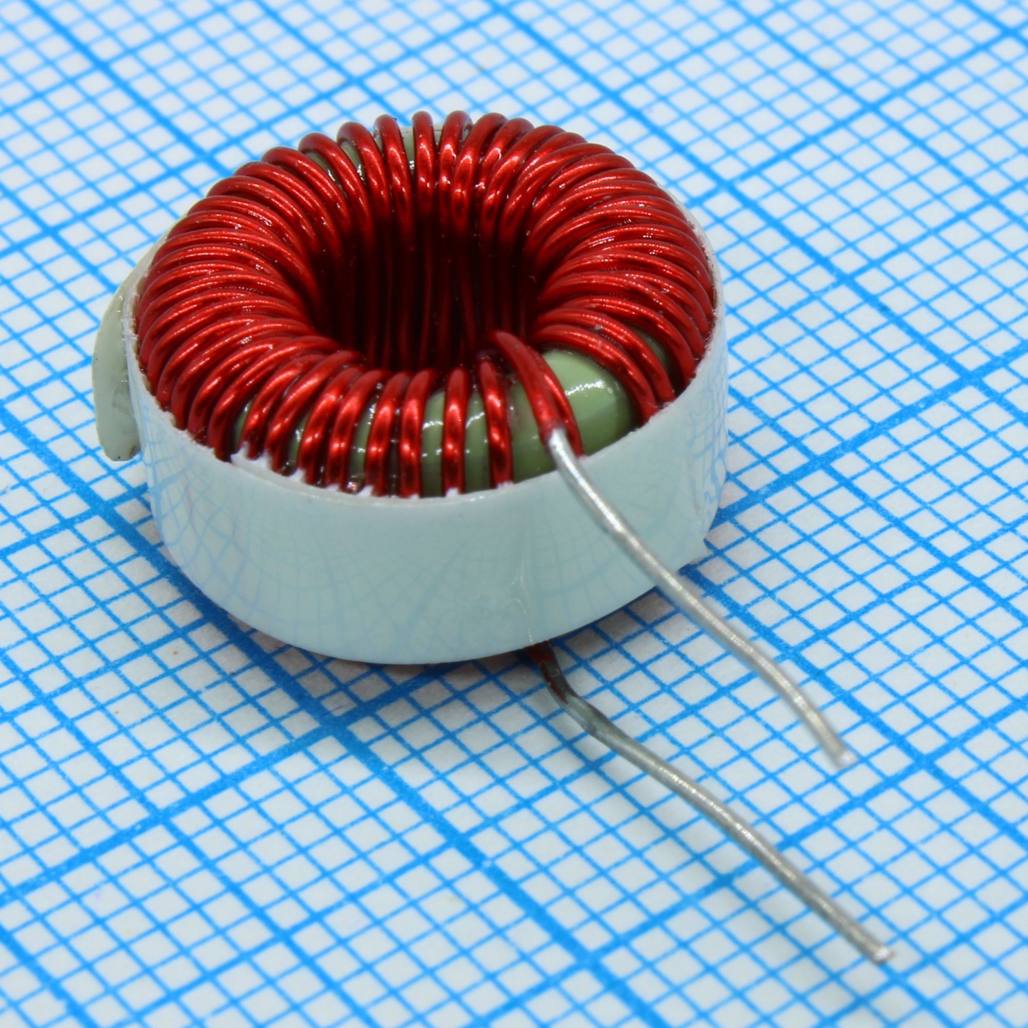 MAXL001 - Катушка индуктивности тороидальная выводная 100мкГн 1.5А