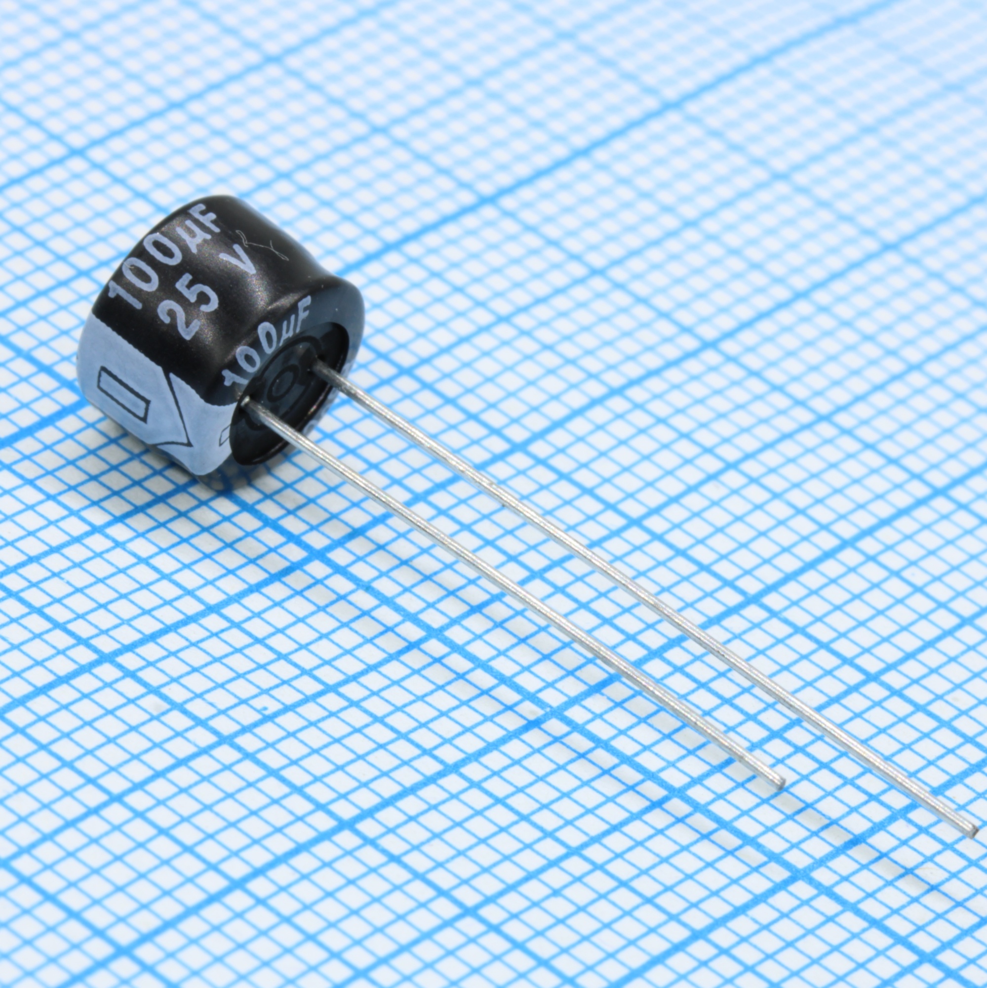 E5R101M25B - Конденсатор алюминиевый электролитический 100мкФ 25В  ±20% (8 х 5мм) радиальные выводы 3.5мм 95мА 1000час 85°С россыпь