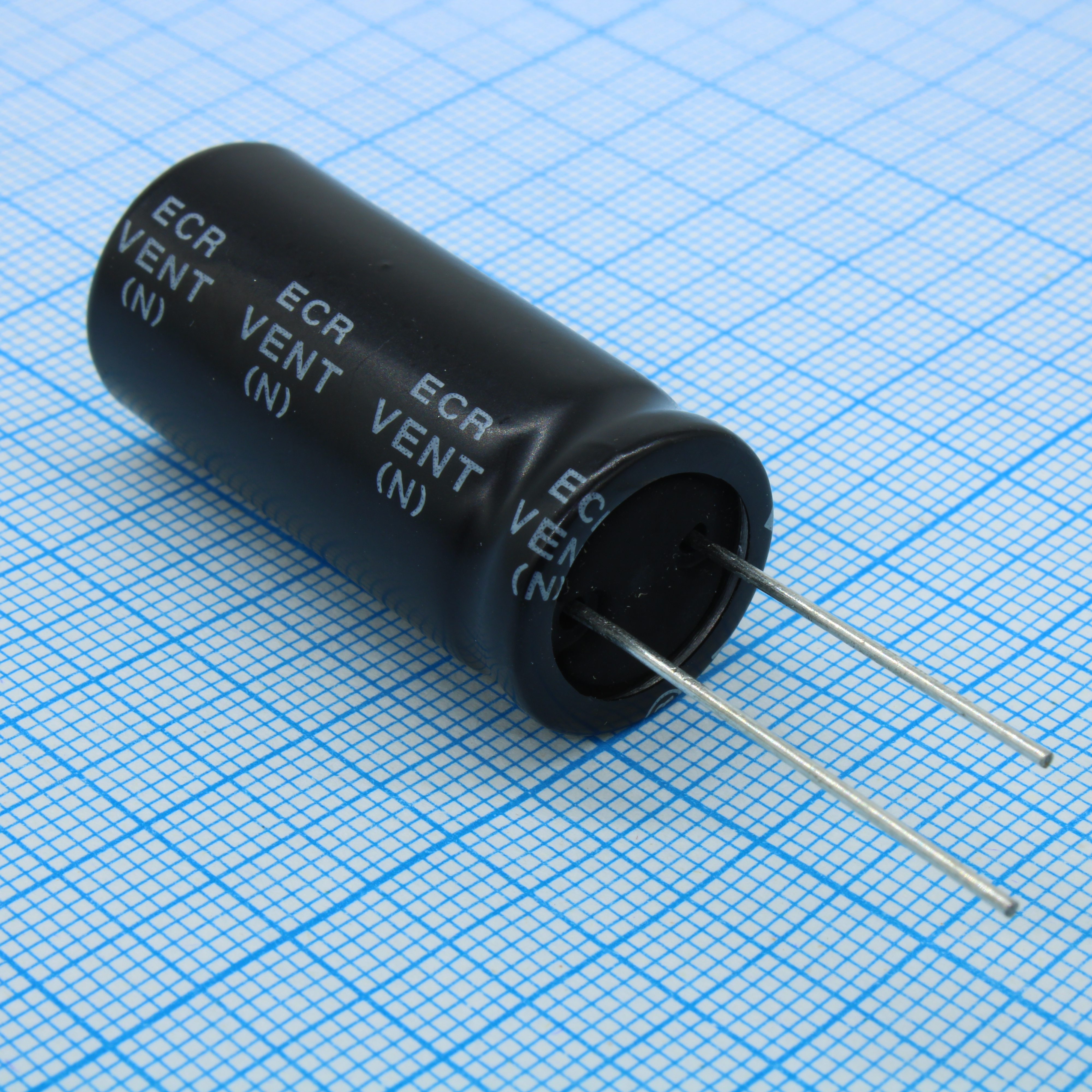 EHR330M2WB - Конденсатор алюминиевый электролитический 33мкФ 450В  ±20% (16 х 36мм) радиальные выводы 7.5мм 230мА 2000час 105°С россыпь