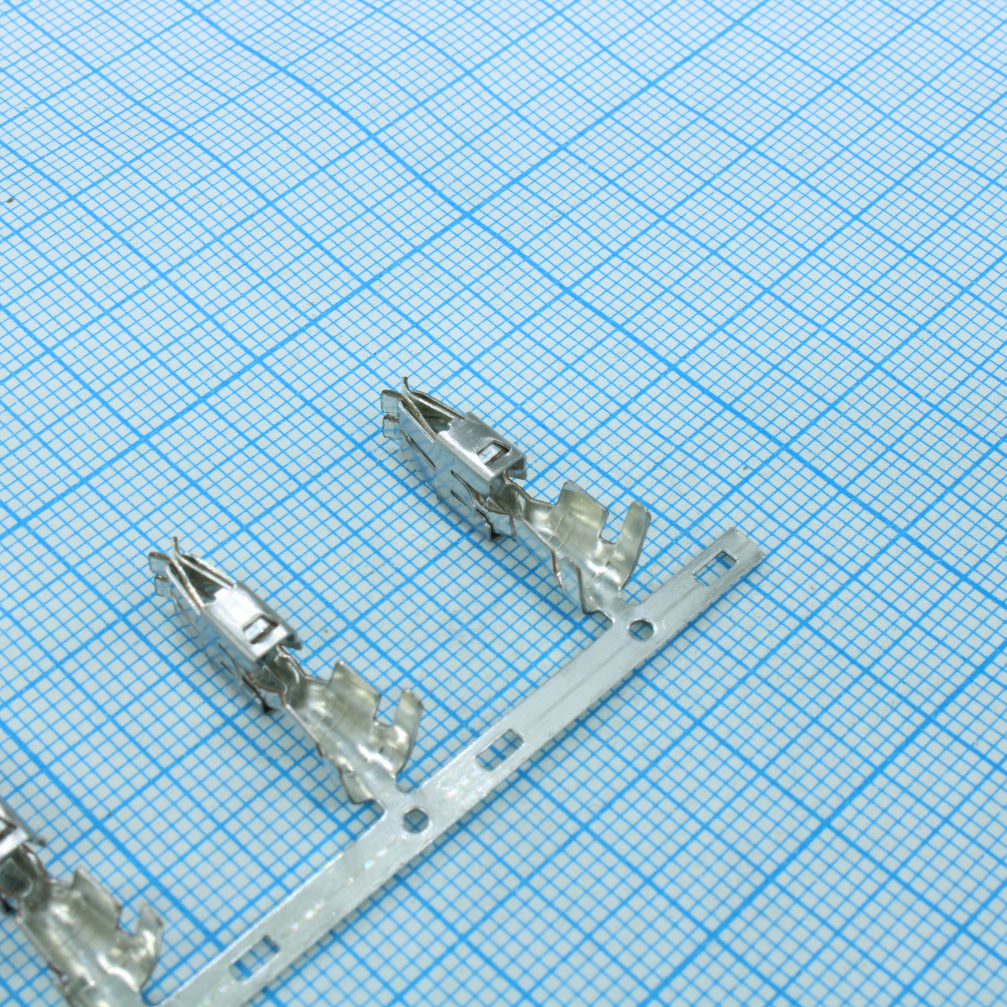 927829-2 - Контакт-гнездо прямой монтаж на кабель 10-13AWG автомобильного применения рейка