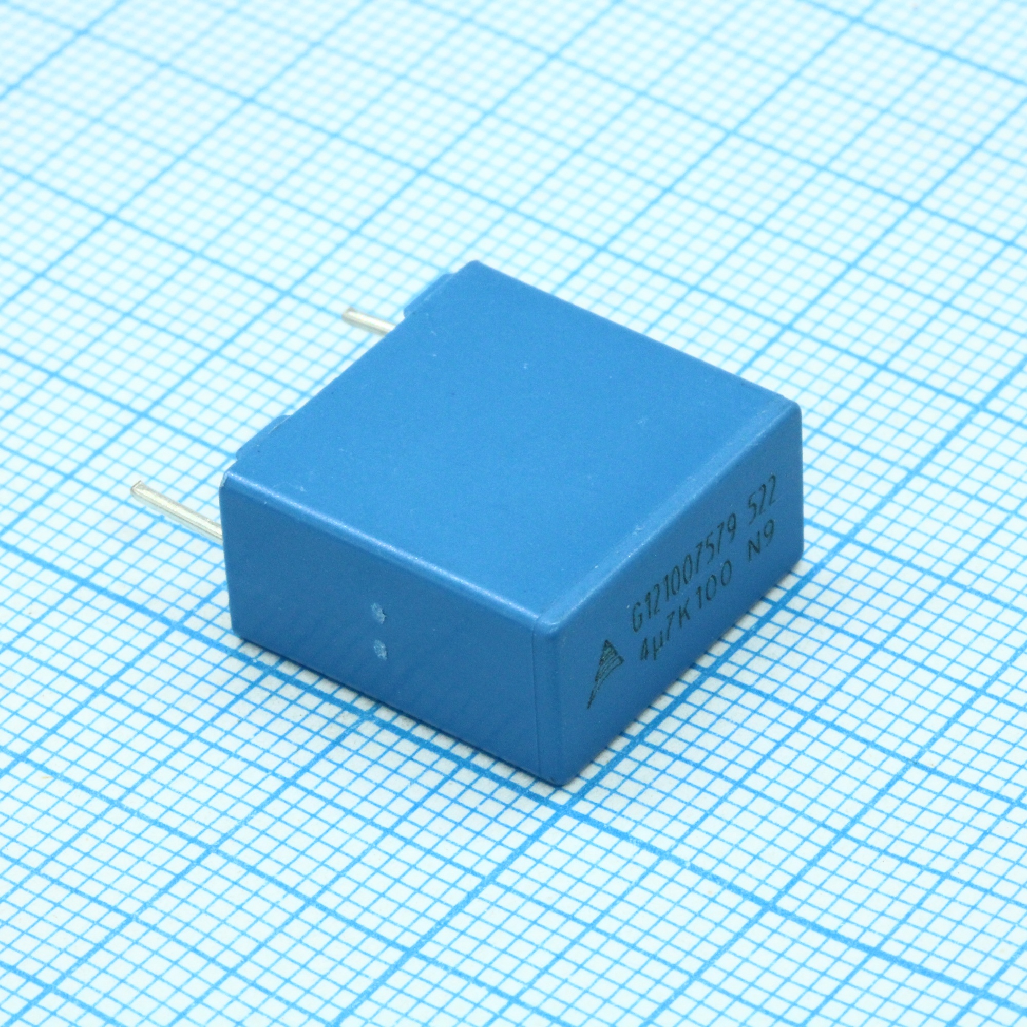 B32522C1475K - Конденсатор металлоплёночный полиэтилентерефталатный 4.7мкФ 100В ±10% (18х9х17.5мм) шаг выводов 15мм 125°С автомобильного применения россыпь