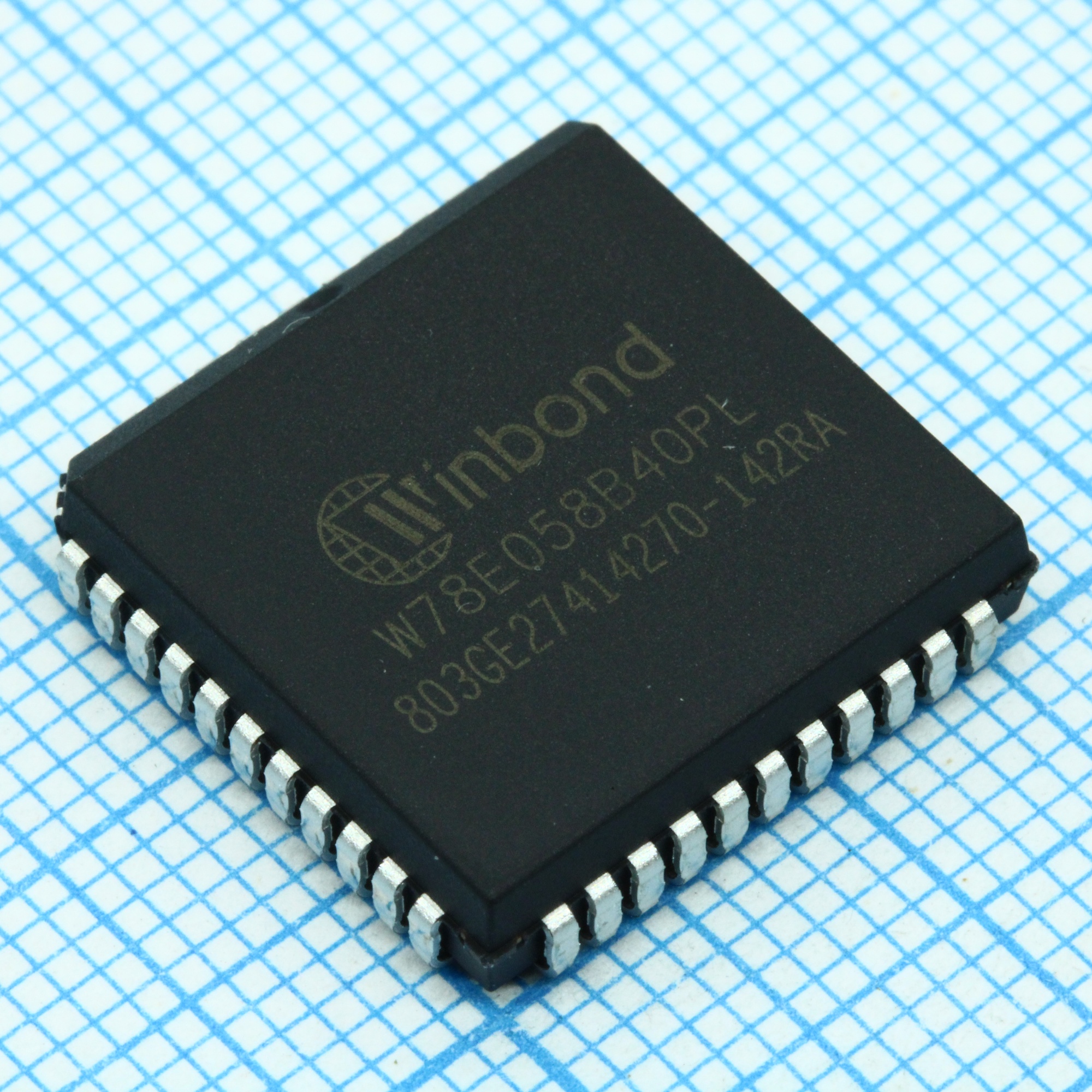 W78E058B-40PL - Микроконтроллер 8-бит 8052 40МГц 32KБ (32K x 8) Флэш-память
