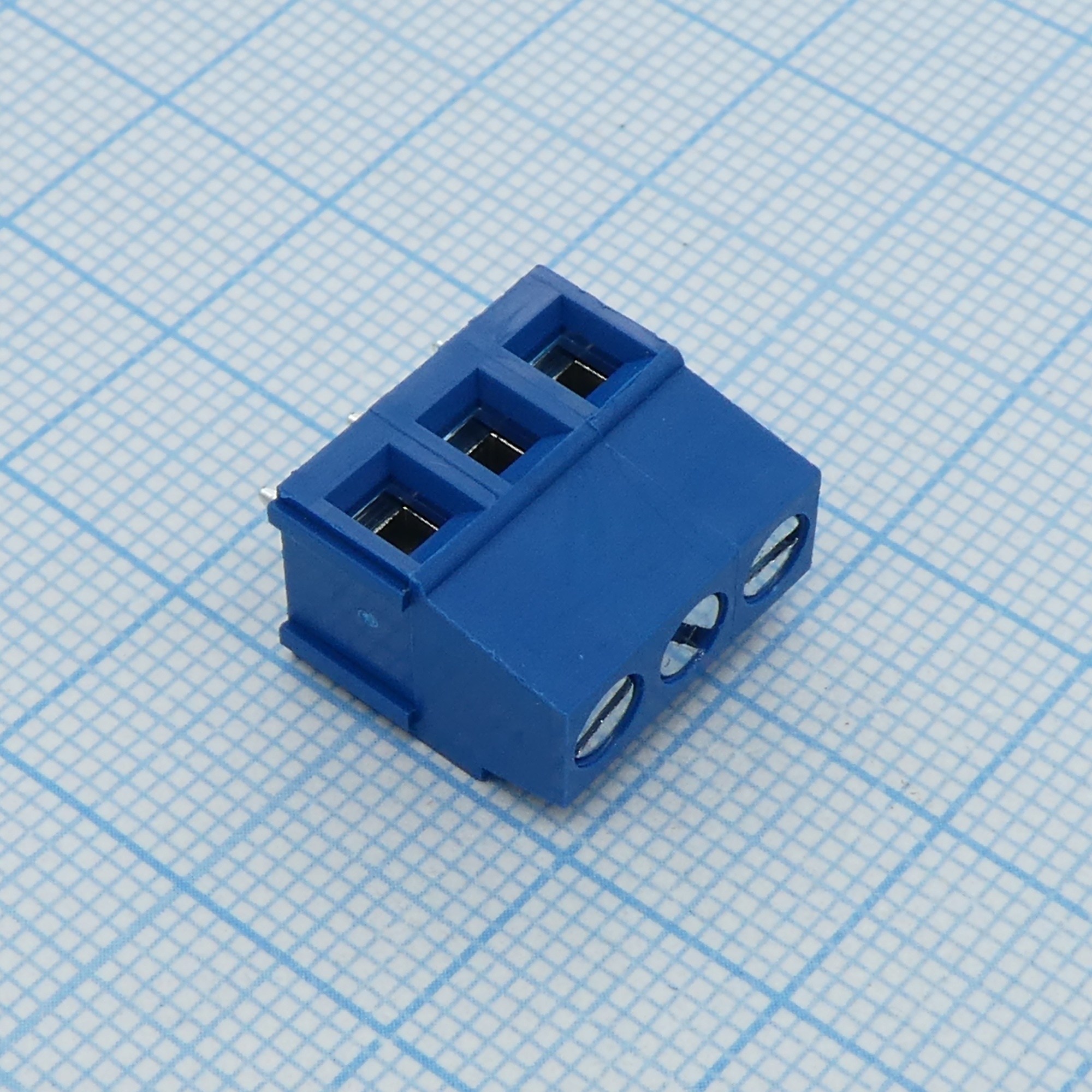 DG500-5.0-03P-12-00A(H) - Винтовой клеммный блок c рельефной обоймой, 3 контакта шаг 5.0мм синий