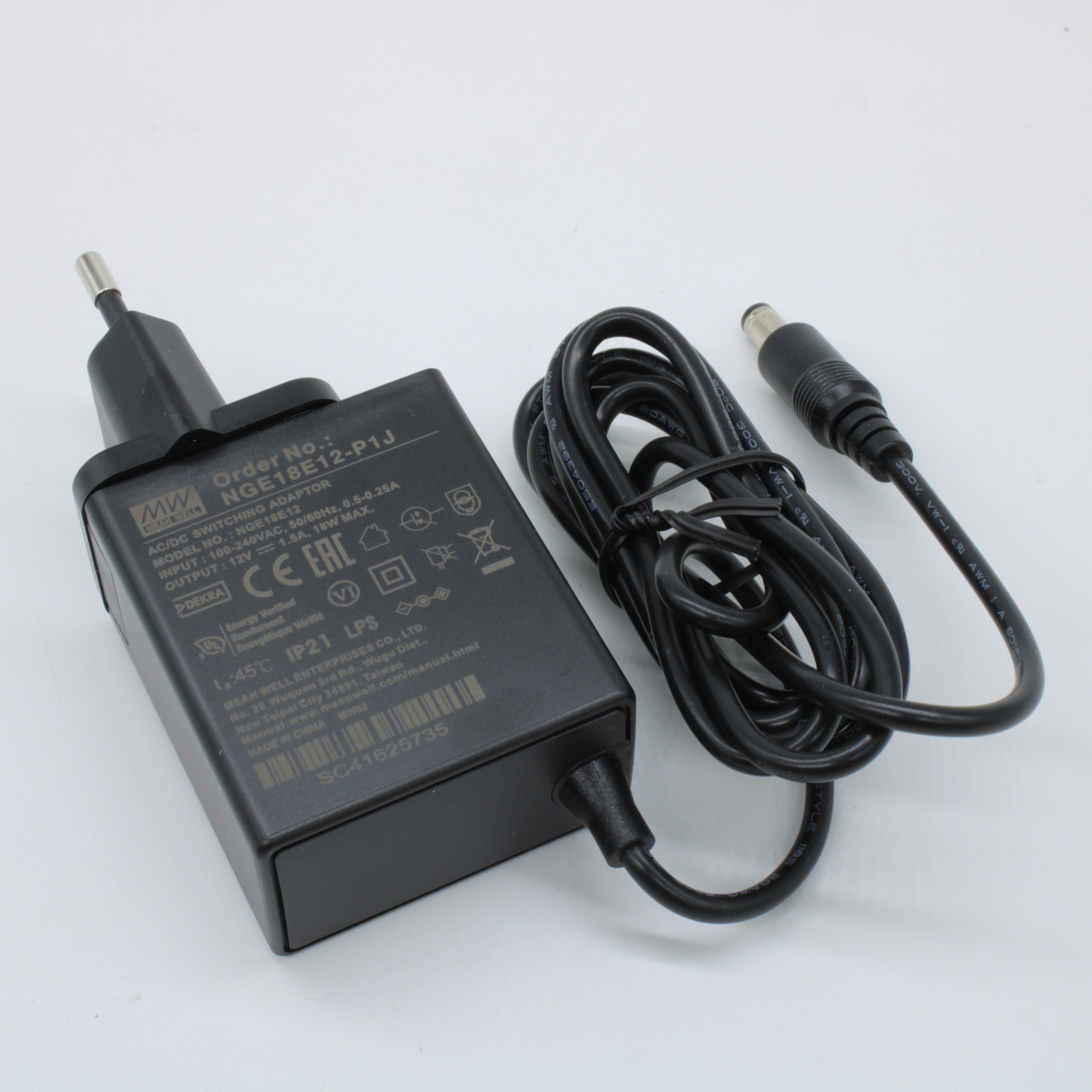 NGE18E12-P1J - AC-DC, 18Вт, сетевой адаптер, выход 12В/1.5А, вход 80...264В AC, 47...63 Гц, изоляция 4000B DC, 2xMOPP, 48x28*x55мм, -30...+70C, евровилка, выходной разъем 11мм, диам. 5.5х2.1мм