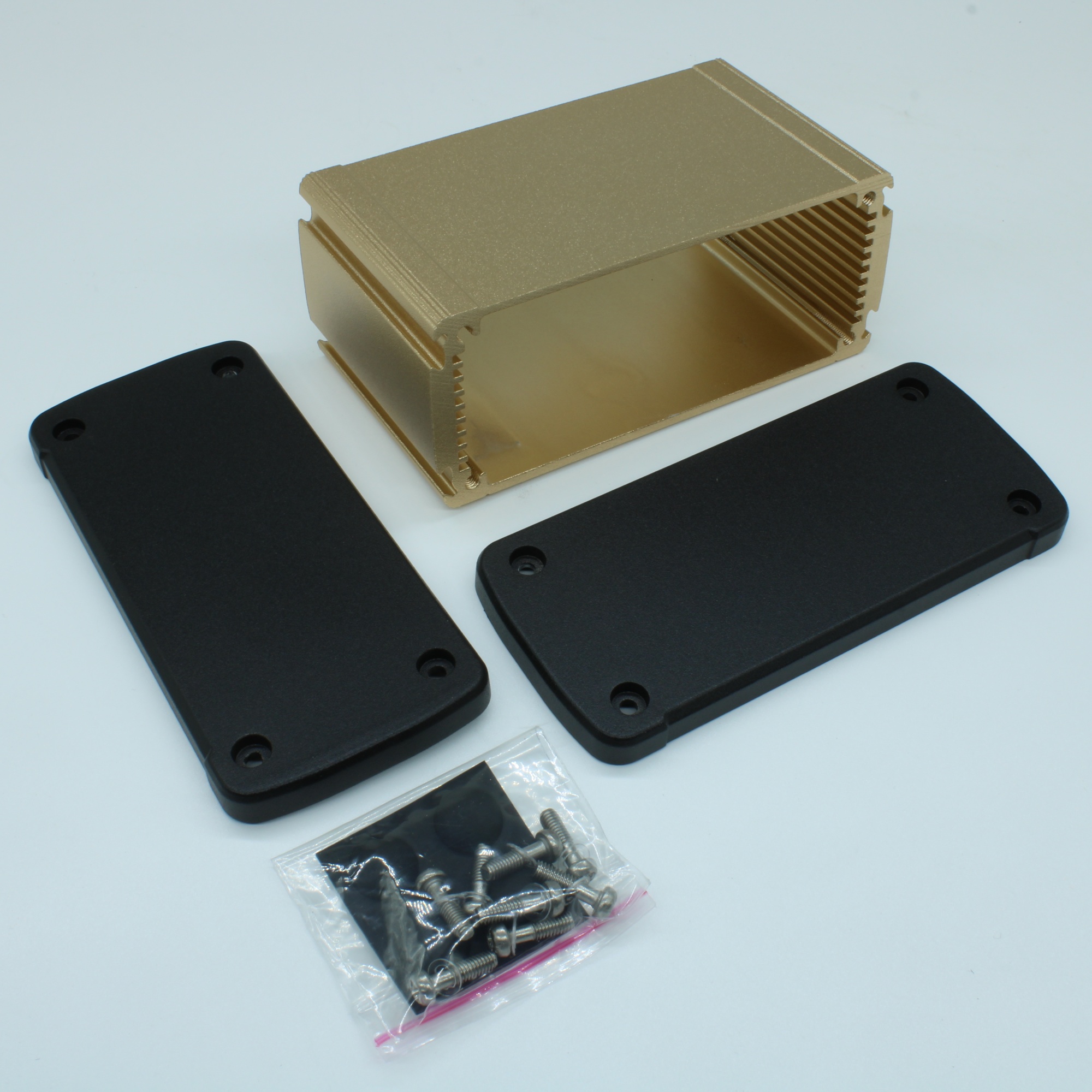 ALUG705GD060 - Алюминиевый золотой корпус с черными торцевыми панелями