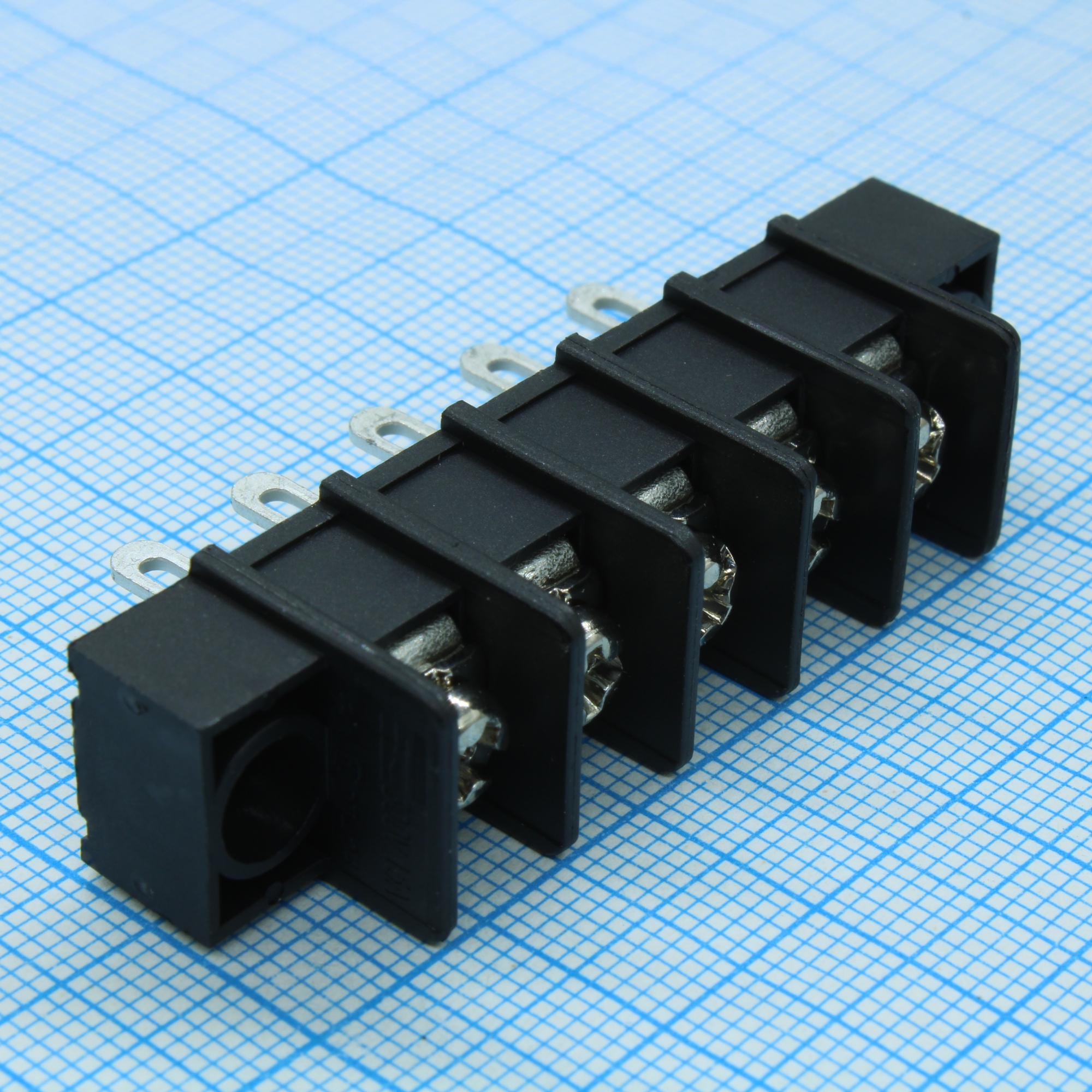 DT-25-A02W-05 - Одноуровневый баръерный клеммный блок для монтажа на панель. Количество контактов: 5. Выводы под пайку. Материал: Полиамид РА66, UL 94 V-0; Т = -40...+105С; Шаг: 7.62 мм, 300В, 15А, сечение 0,5 ~2,5 мм.кв