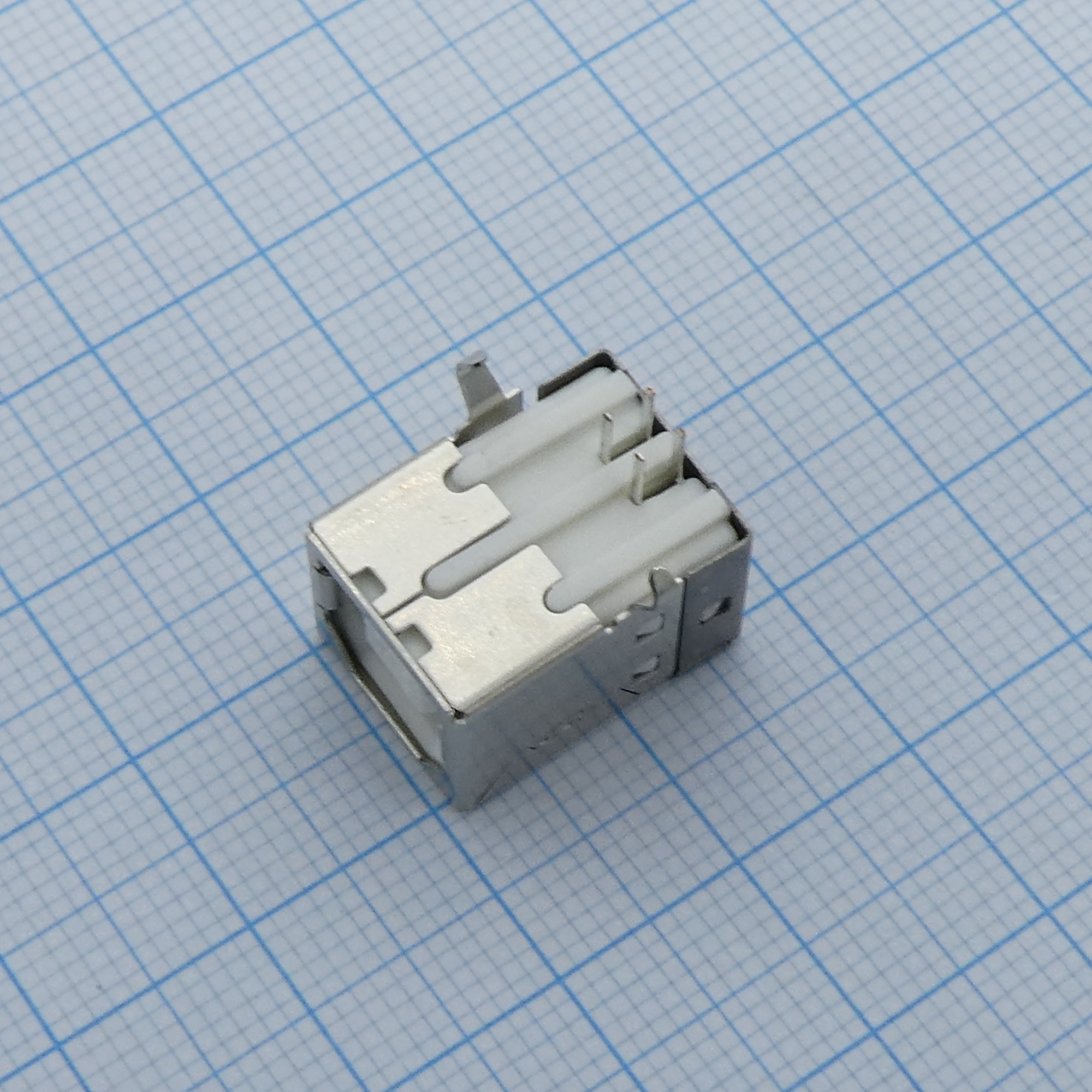 DS1099-WN0-FE - Разъем USB тип B розетка на плату белая,  угловая