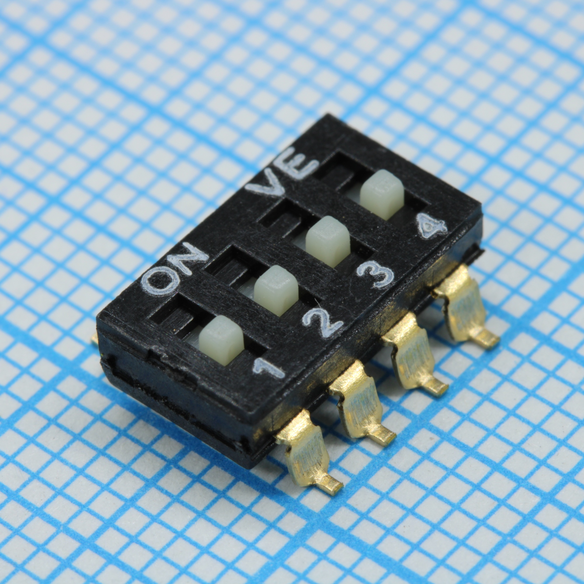 L-KLS7-KL-04-N-00 - DIP-переключатель 4 группы SMD монтаж шаг 2.54мм 0.025А 24В с выступающим движком