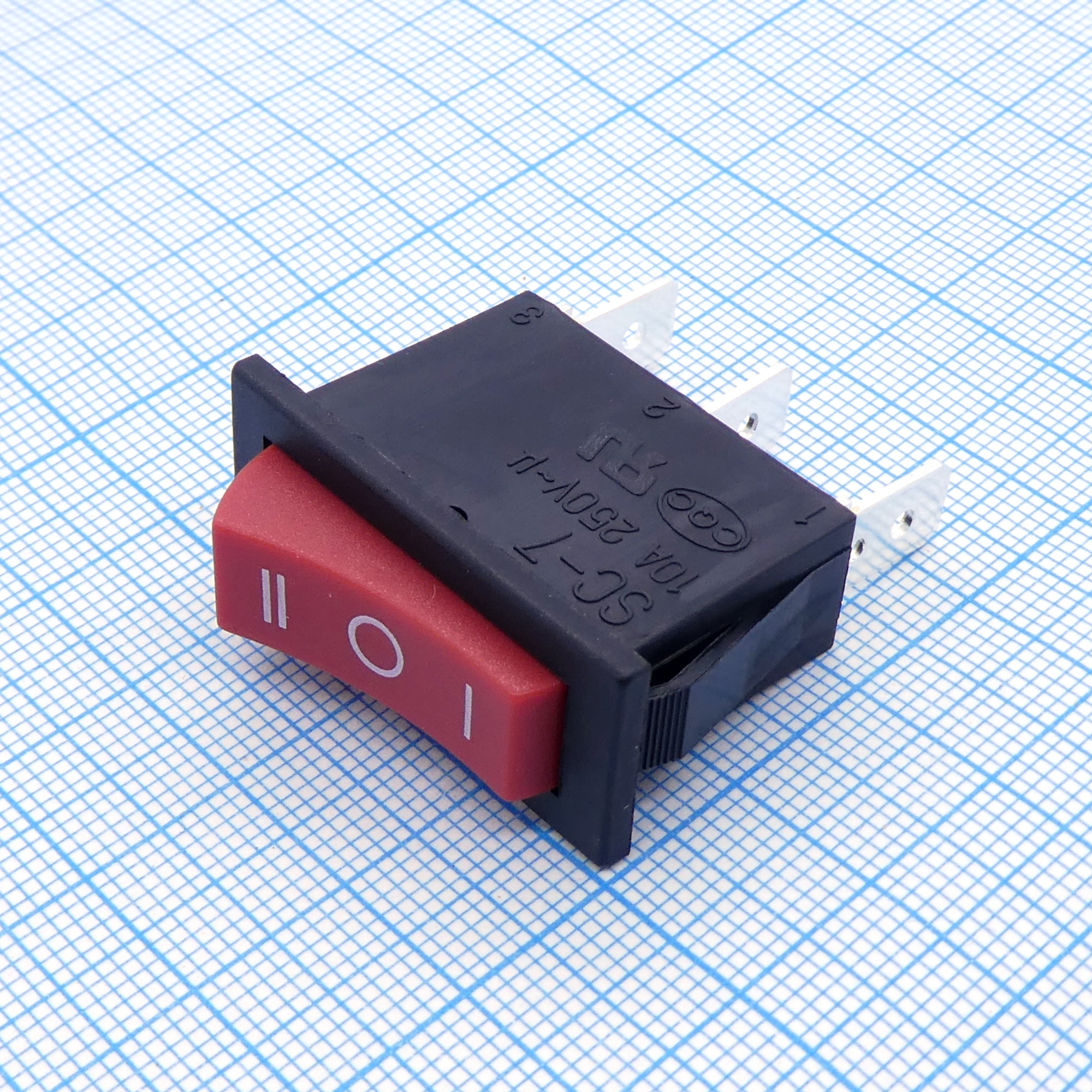 DS SC-7 ON-OFF-ON красн - 3 положения клавиши, 1 группа контактов на переключение, 250V 10A, ширина контактов 6.3мм