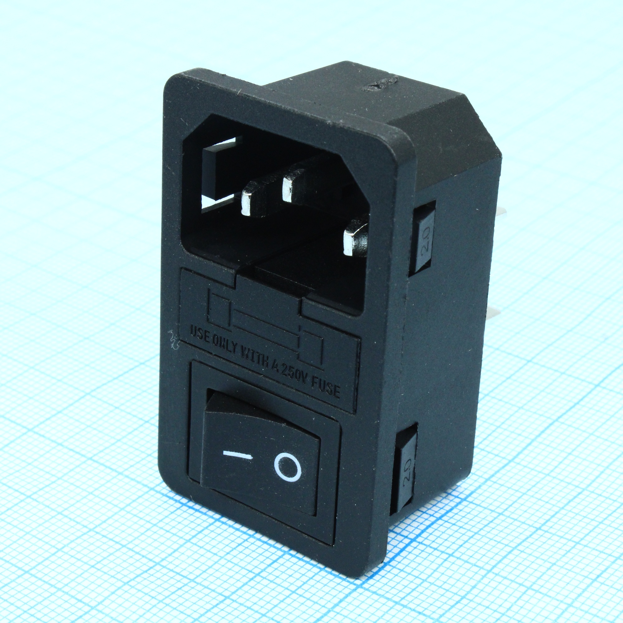 AC-013 - Разъем питания серии AC, вилка 3-х полюсная с выключателем и держателем предохранителя 5х20, на защелках, 10А 250В, черный цвет клавиши