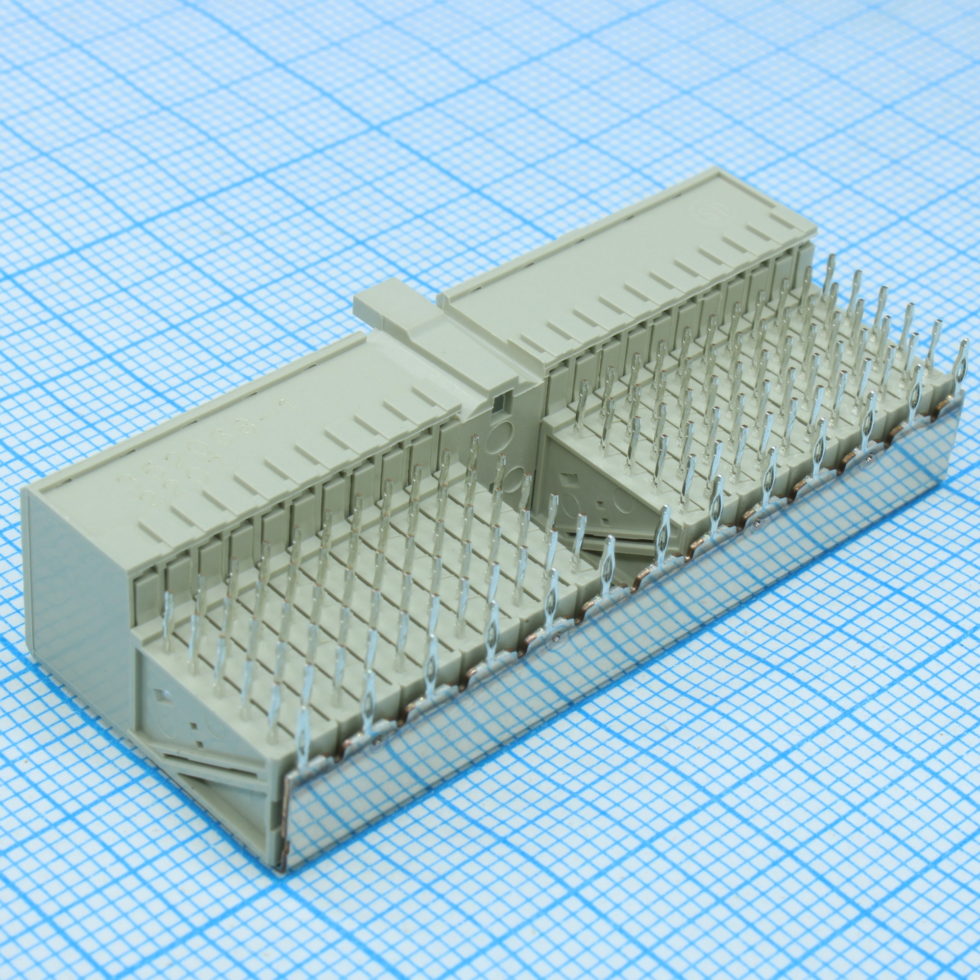 352068-1 - Разъем на плату RCP 110 контактов шаг 2мм зажим угловой монтаж в отверстие туба