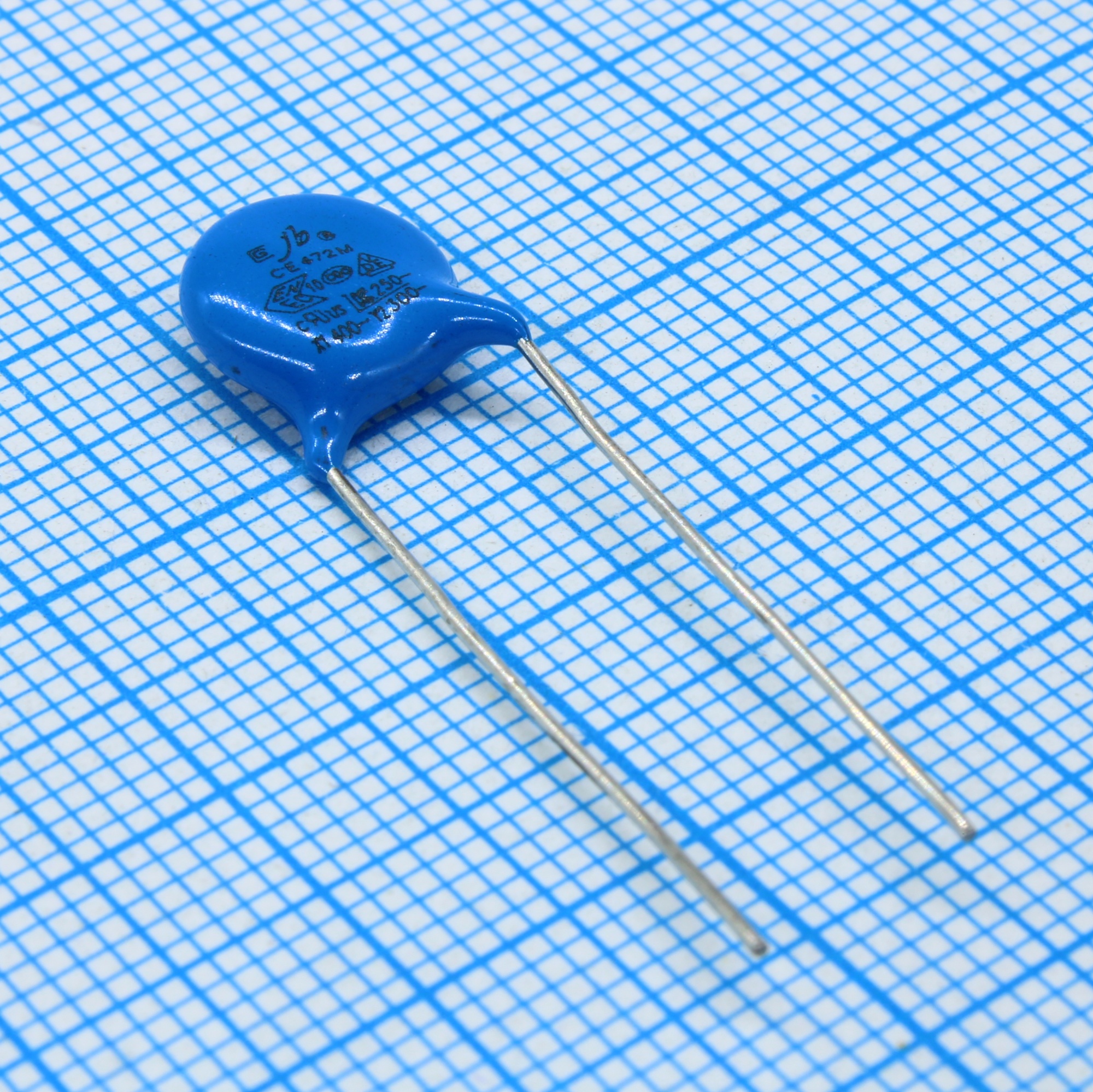 JYAA2472MCF095000B - Конденсатор керамический многослойный 4700пФ 300В (ТНT)