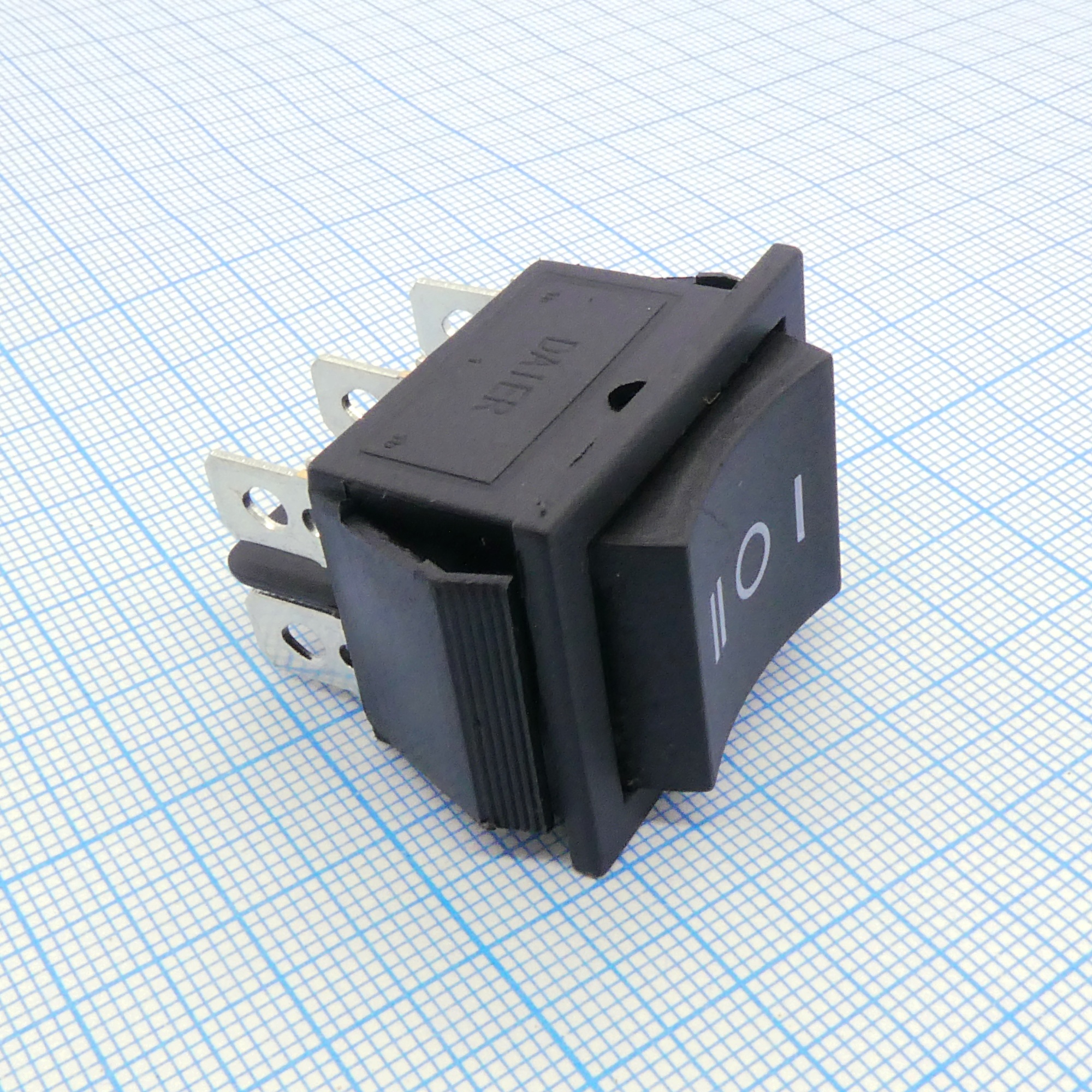 DS KCD2-223 (ON)-OFF-(ON) - клавишный переключатель, 3 положения клавиши, 2 переключающих группы(6 контактов) 250V/16A AC без фиксации в крайних положениях