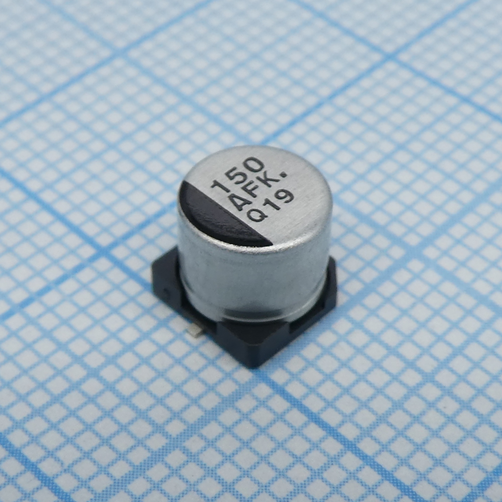 EEEFK1A151P - Конденсатор электролитический низкоимпедансный для поверхностного монтажа 10В 150мкФ ±20%  240мА 2000часов 6.3x5.8мм