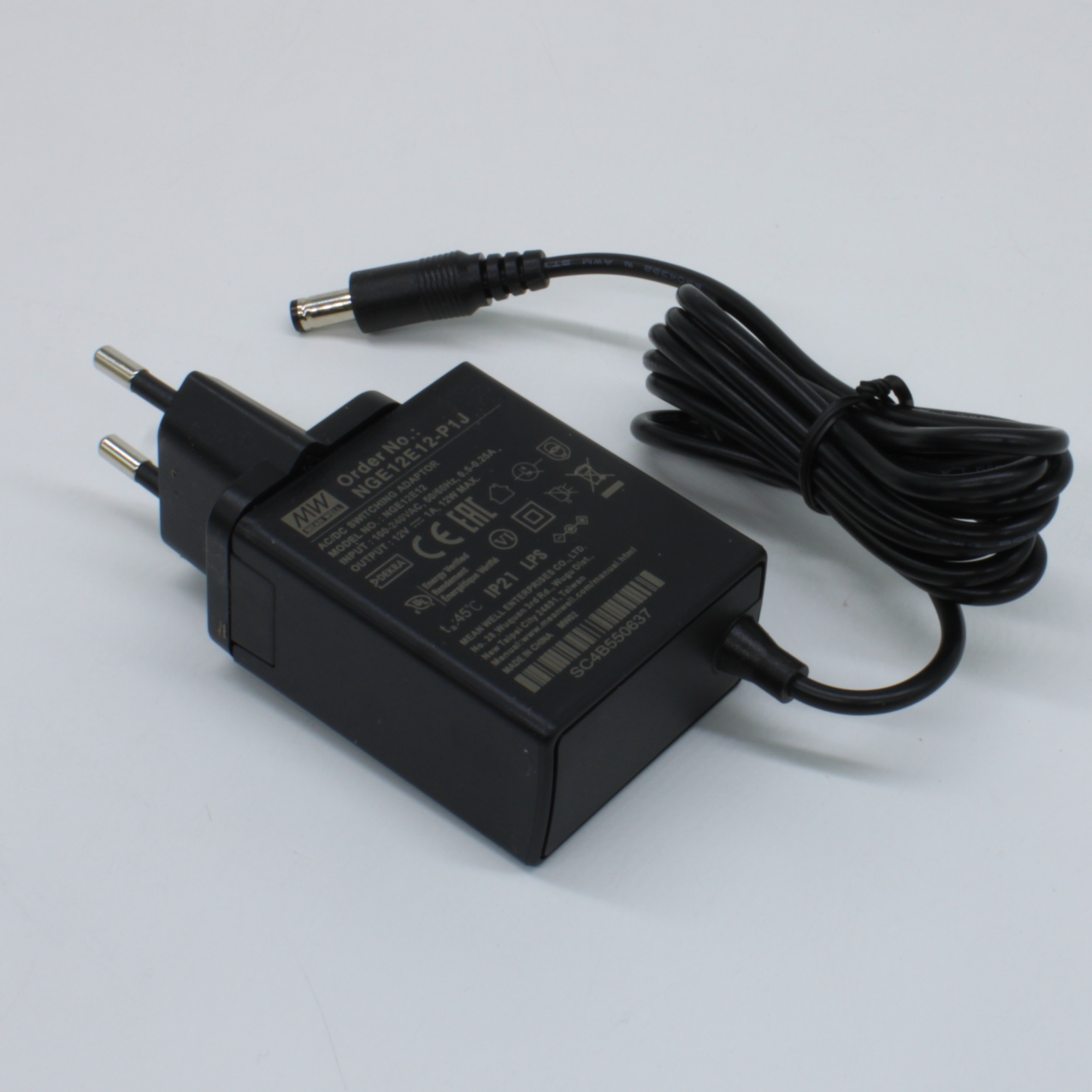 NGE12E12-P1J - AC-DC, 12Вт, сетевой адаптер, выход 12В/1А, вход 80...264В AC, 47...63 Гц, изоляция 4000B DC, 2xMOPP, 48x28*x55мм, -30...+70C, евровилка, выходной разъем 11мм, диам. 5.5х2.1мм