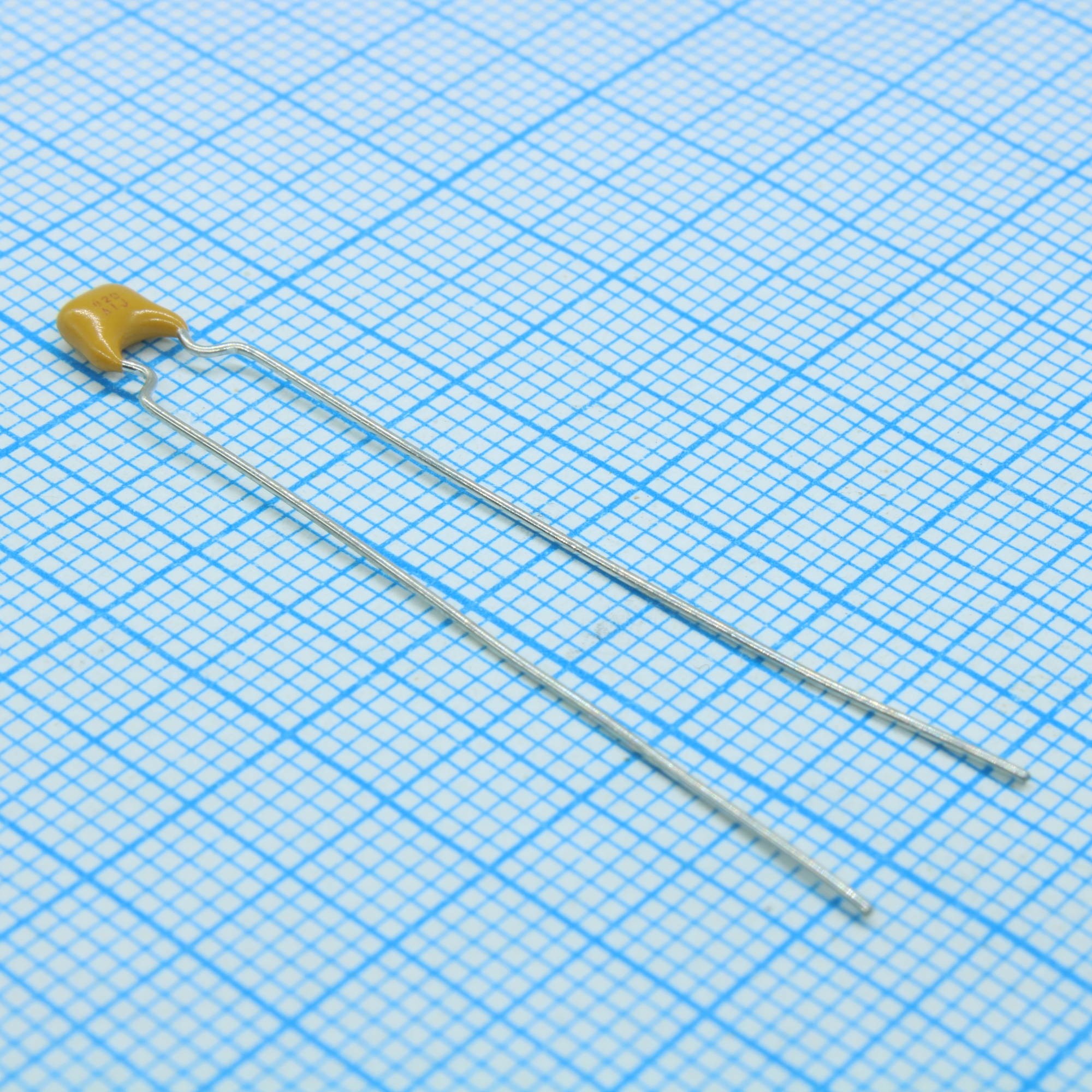 SR211A820JAR - Конденсатор керамический многослойный 82пФ 100В NPO ±5% радиальный 5.08мм 125°C россыпь