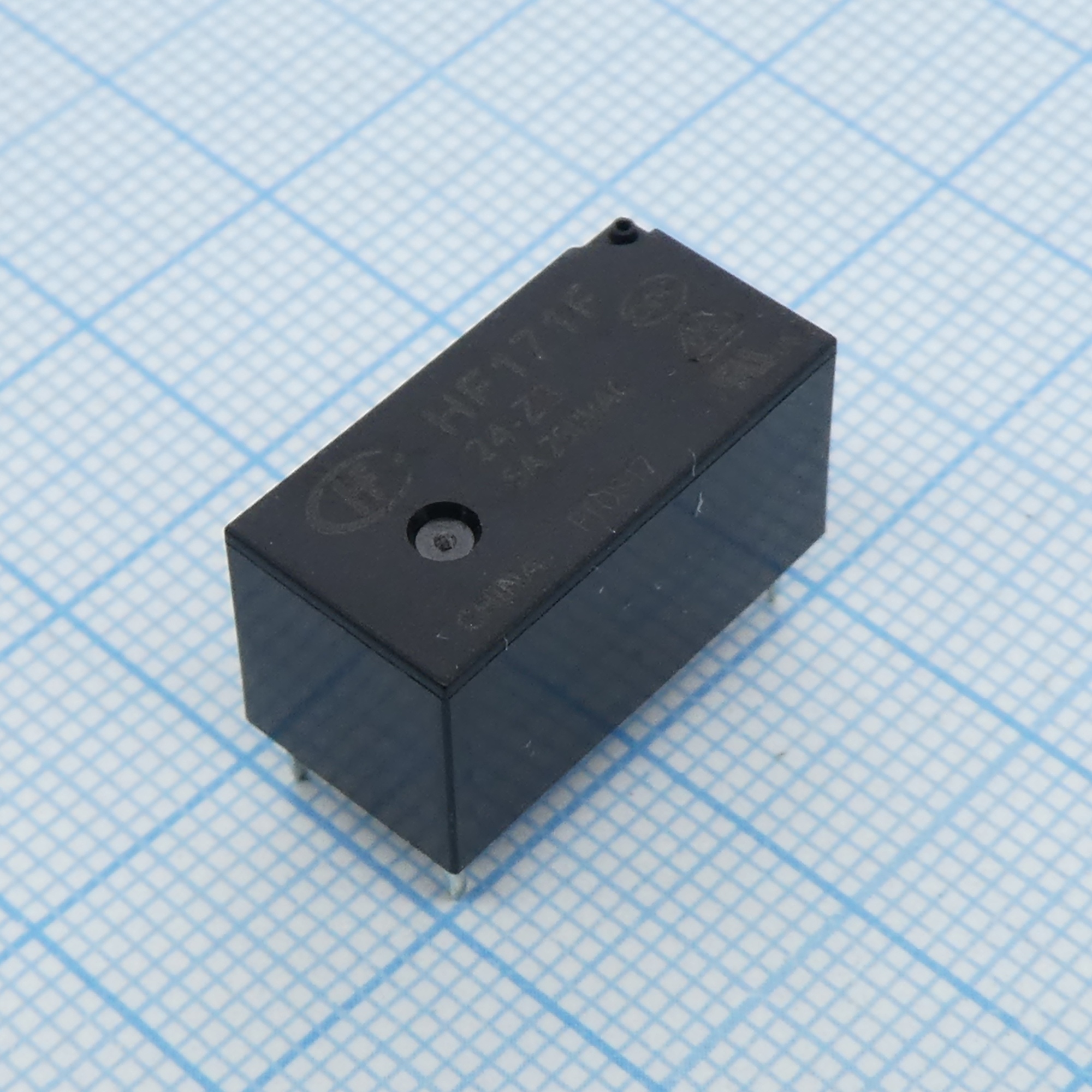 HF171F/24-Z3 - Реле силовое, 8 А, 24 В, SPDT (одна контактная группа-два направления)