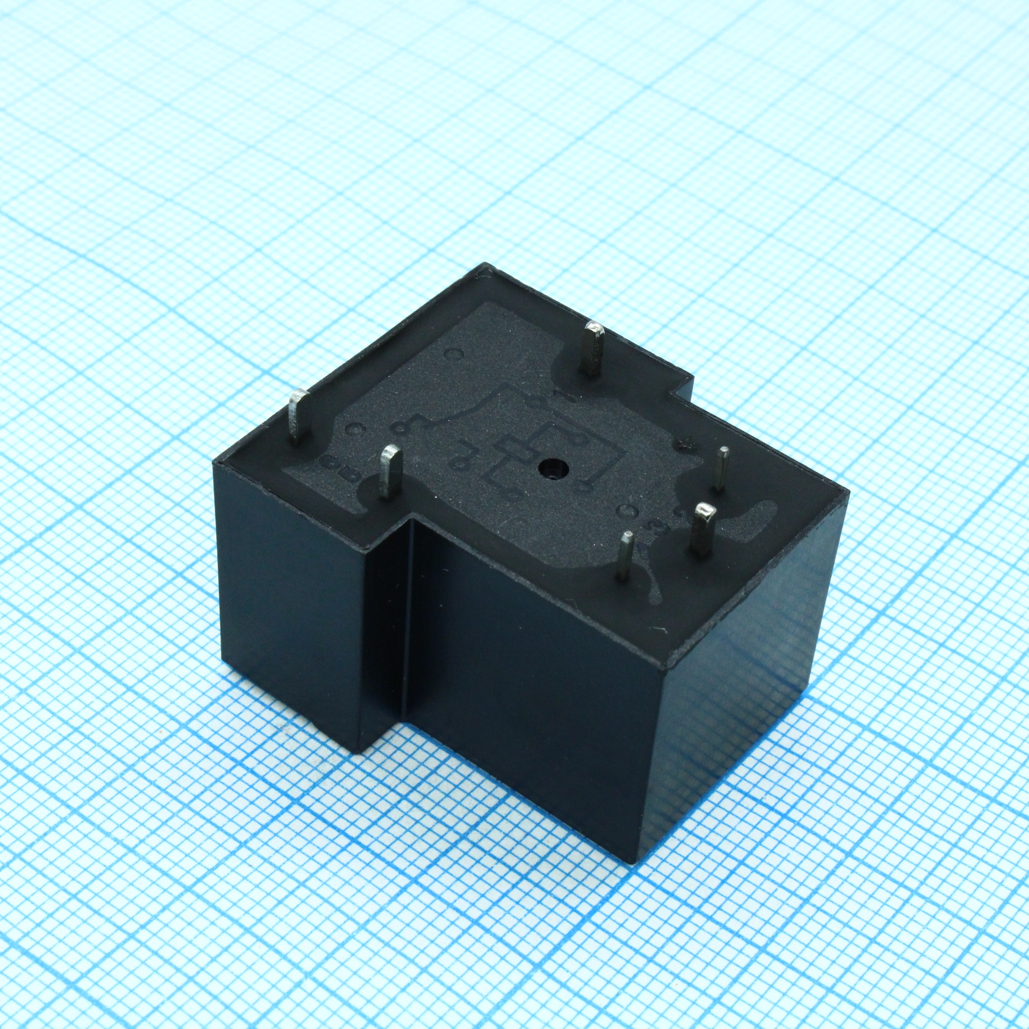 T90    12VDC  (832)    30A - Реле силовое, 30 А одна группа на переключение катушка 12В монтаж DIP в отверстие