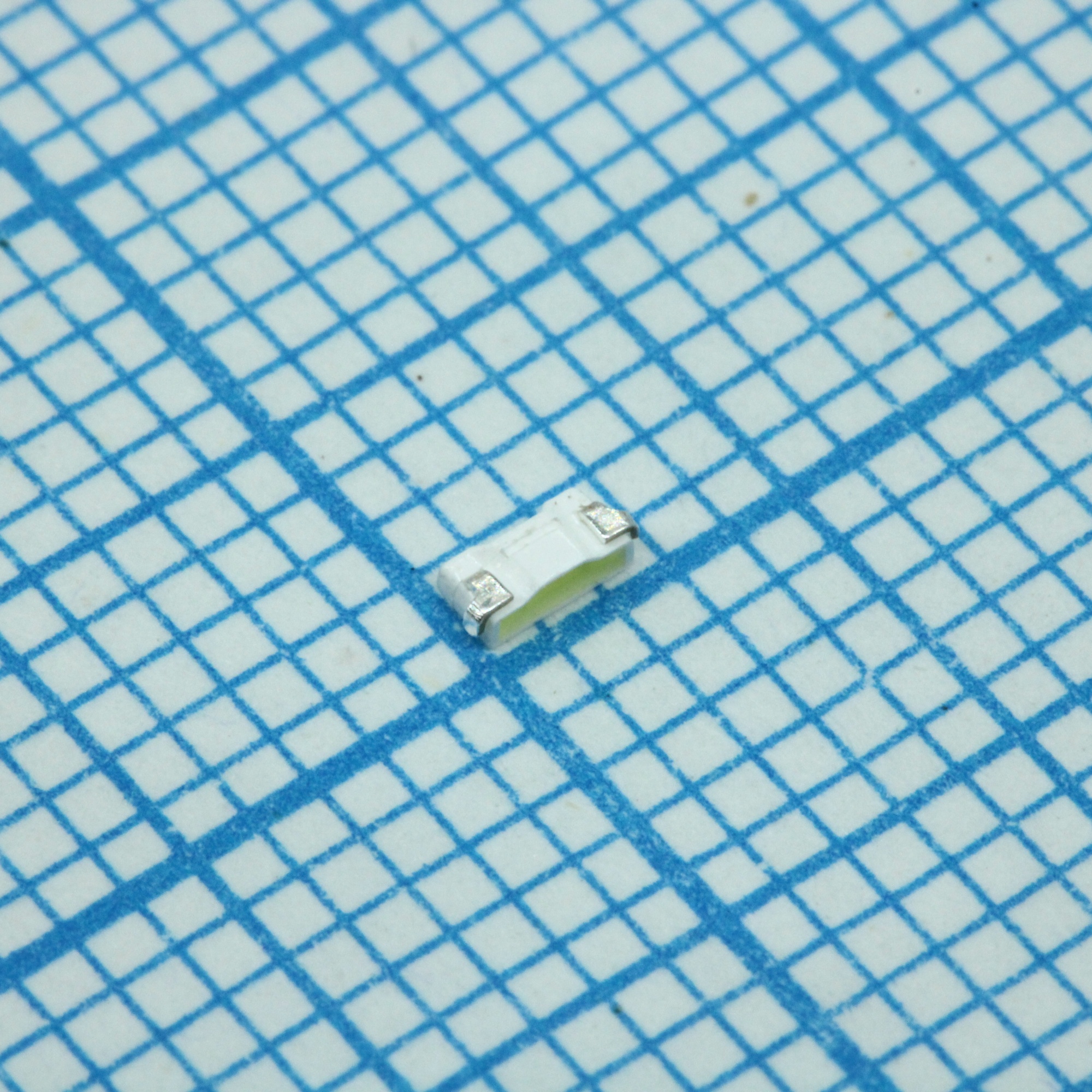 LW Y1SG-BFCF-EKFM-1 - Светодиод SMD белый холодный 8200K питание 3.3В угловой выводы внутрь