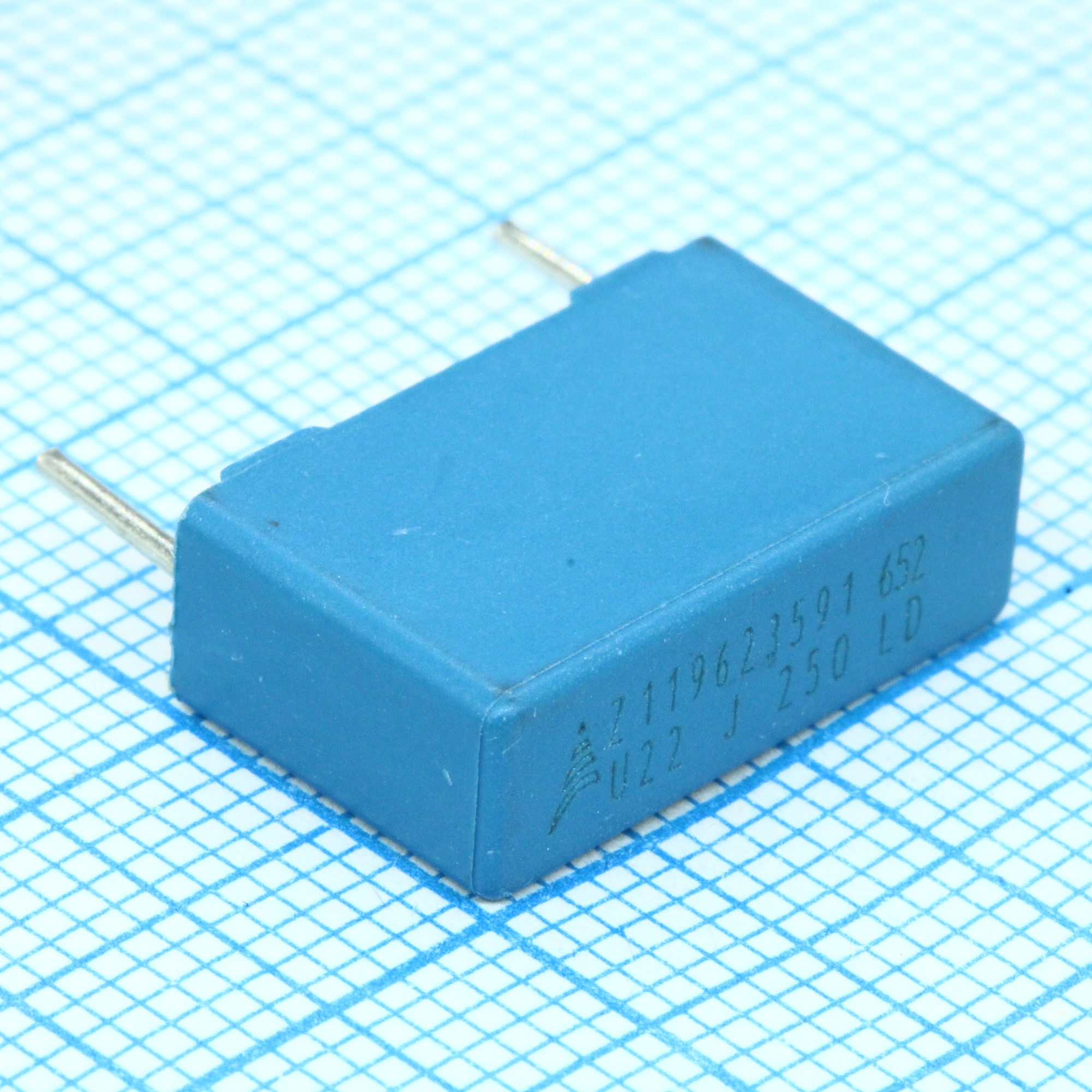 B32652A3224J - Конденсатор металлоплёночный полипропиленовый 0.22мкФ 250В ±5% ( 18х6х11мм) радиальный высокотемпературный 15мм 110°С автомобильного применения россыпь