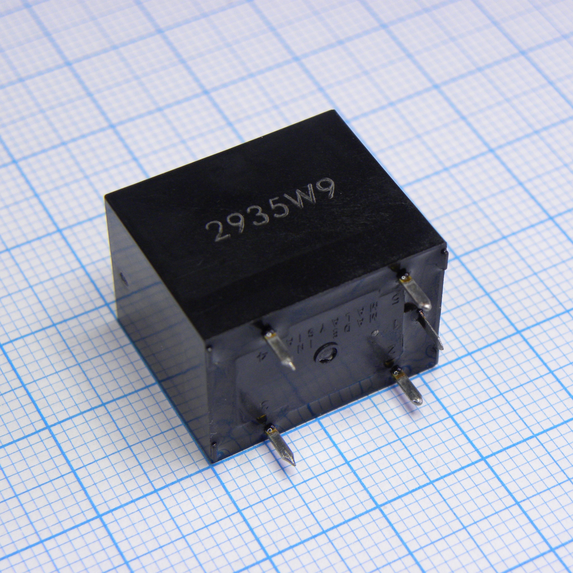 G5LE-14-DC5 - Реле силовое общего применения катушка 5В одна группа на переключение 10A