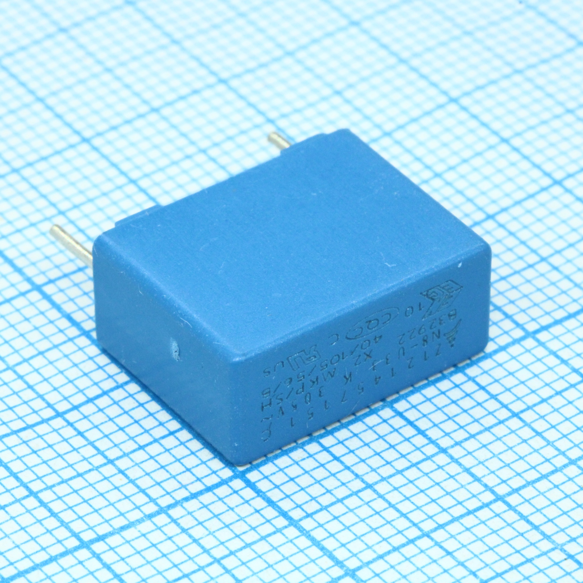 B32922C3334K - Конденсатор пленочный помехоподавляющий X2 0.33мкФ 305В переменного тока ±10% (18 X 8 X 14мм) радиальные выводы пластиковый прямоугольный корпус 15мм 110°C