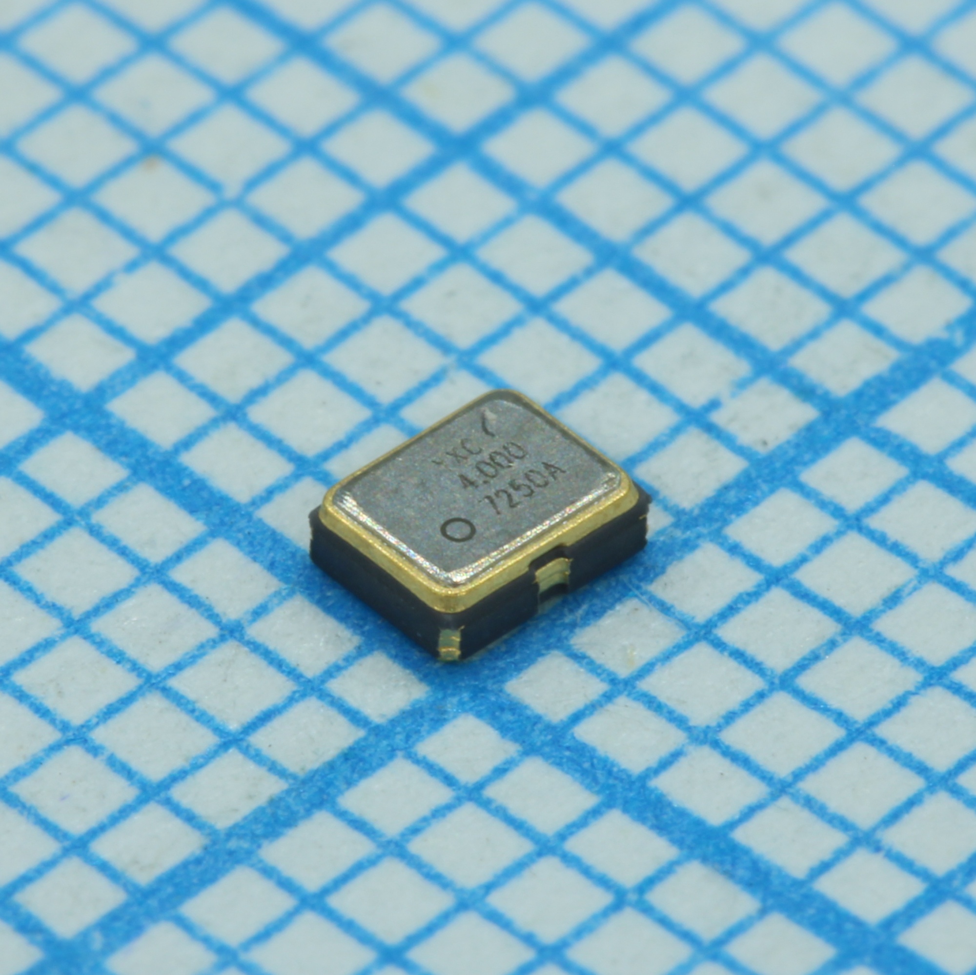 YSO690PR  4MHZ 3.3V 20PPM - Генератор кварцевый 4МГц, 3.3В, 20ppm, SMD2.5х2.0, -40...+85°C