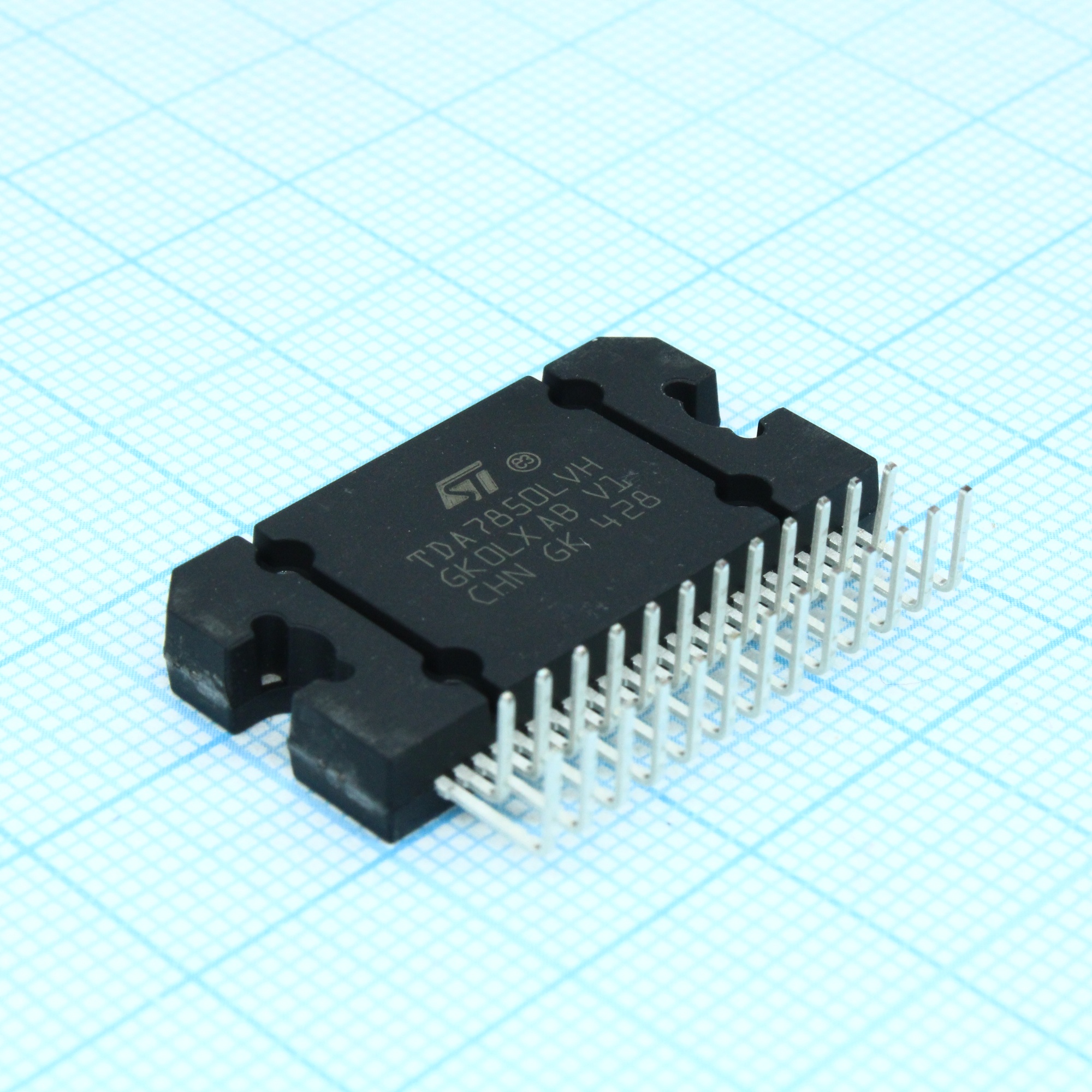 TDA7850LVH - УНЧ 4x85Вт (14.4В/2 Ом), 26дБ, Mute/Standby
