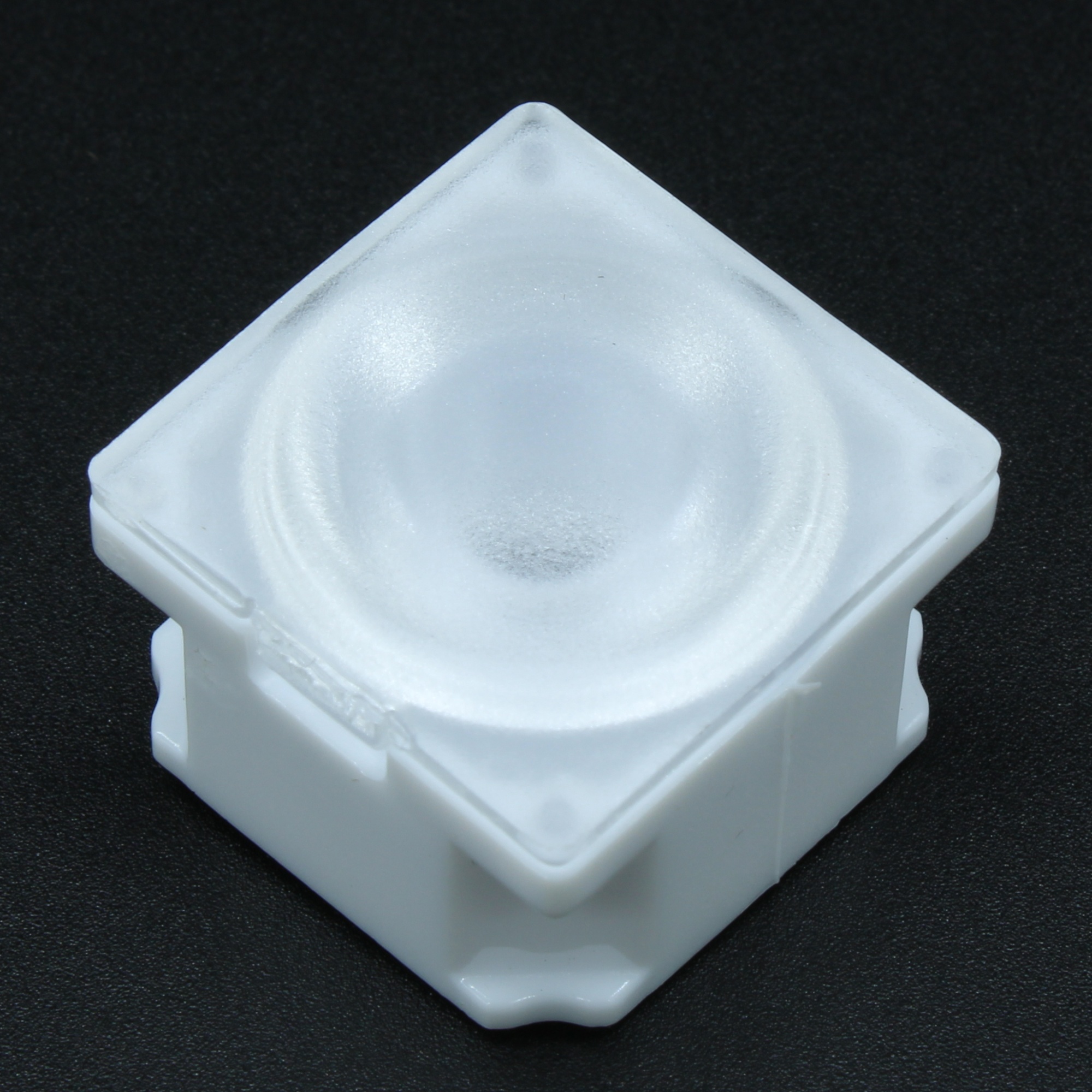 AY22D13H30G-P - Линза белая с клеевой основой для светодиода 3535/3030,  ~30°,  21,57x21,57mm  H:13mm, с пинами, PMMA