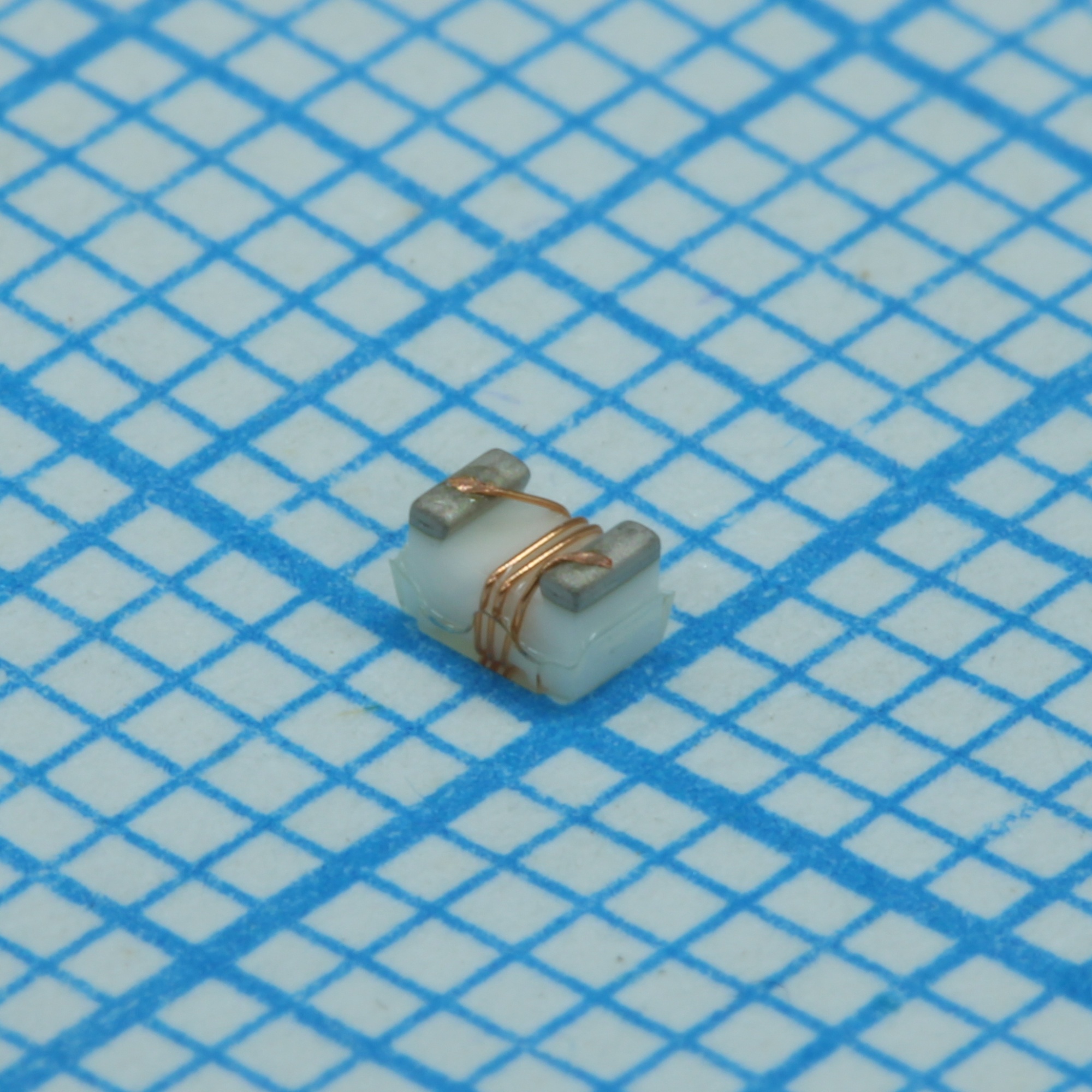 B82498F3120J - ЧИП-индуктивность высокочастотная проволочная литая 0.012мкГн ±5% 250МГц 50Q-Фактор керамика 0.7A 0.09Ом 0805 автомобильного применения лента на катушке