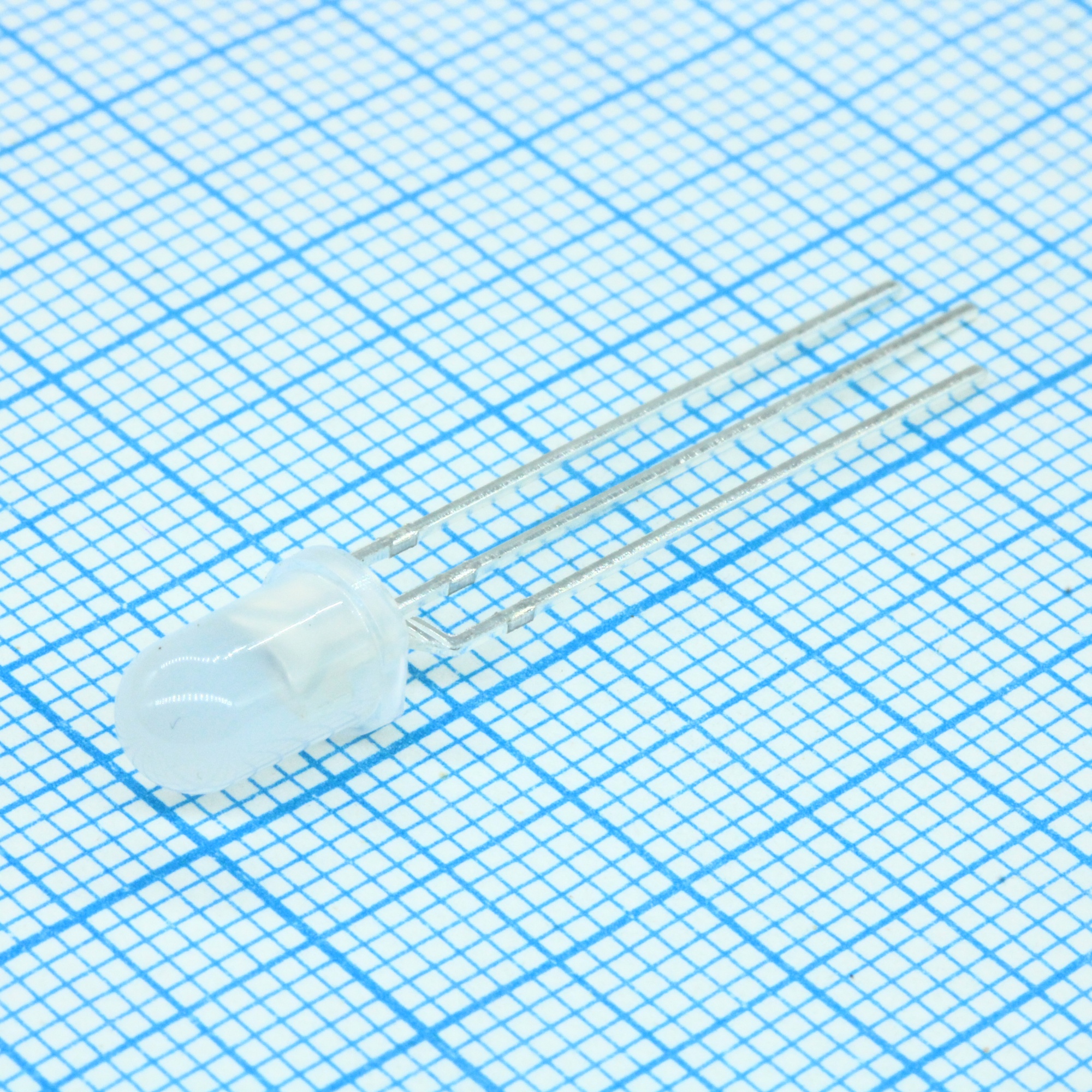 FYL-5019URUGW1B - Светодиод 5мм/красный/625нм/300мкд - зеленый/572нм/260мкд/белый матовый/50°