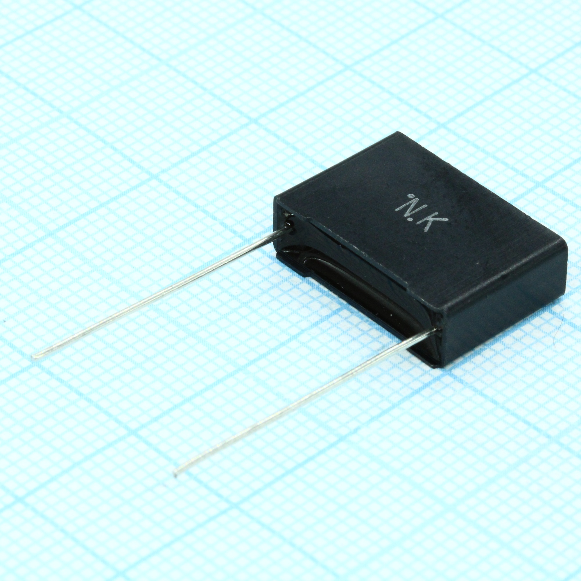 ECQUAAF104K - Металлоплёночный полипропиленовый конденсатор X2,  0.1мкФ ±10%, 275VAC, радиальные выводы с шагом 15мм, (17.5 x 5 x 12мм)