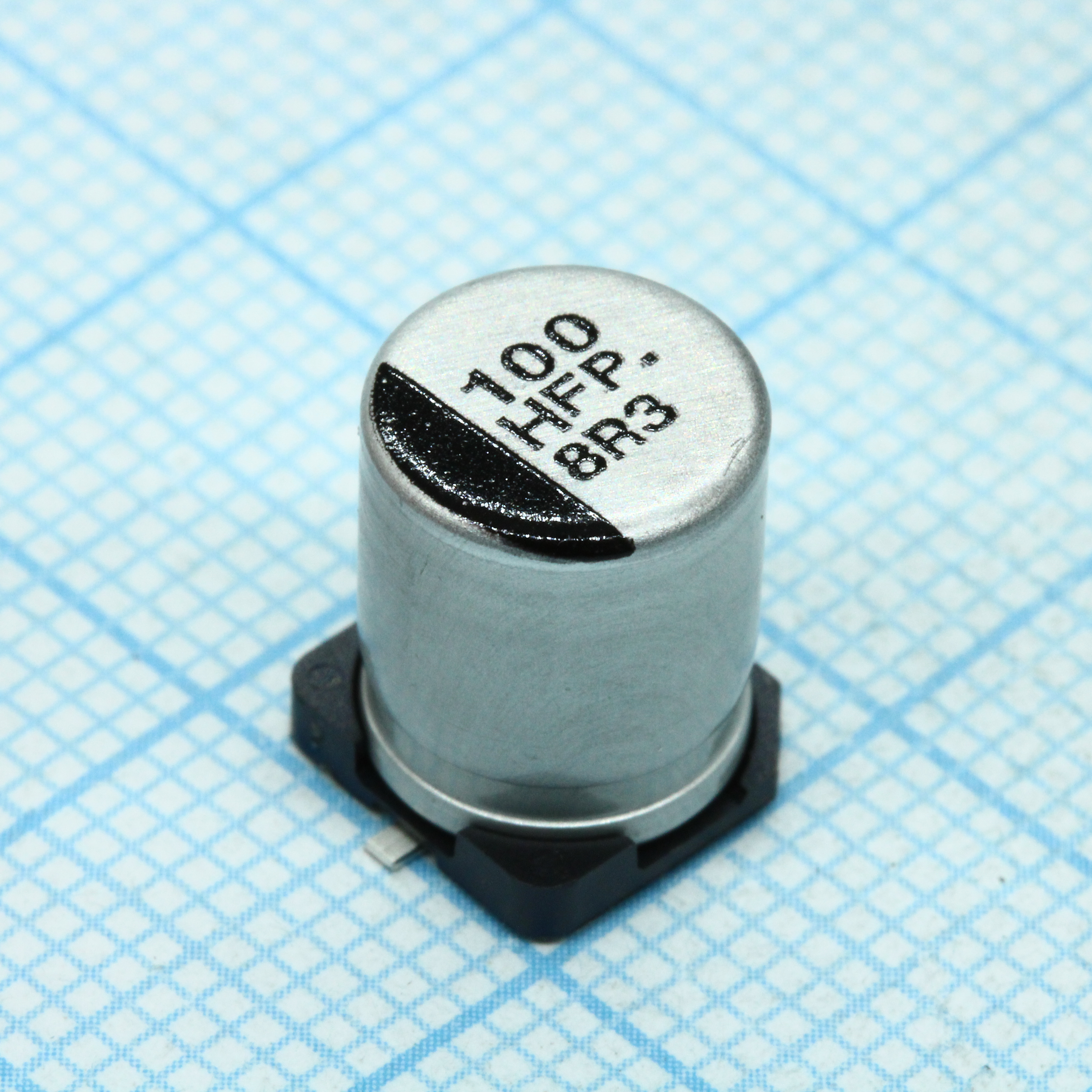 EEEFP1H101AP - Конденсатор алюминиевый электролитический 100мкФ 50В ±20% (8 X 10.2мм) для поверхностного монтажа 0.18 Ом 670мА 2000час 105°С автомобильного применения лента на катушке