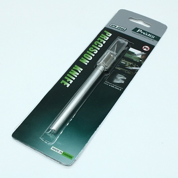 8PK-394A - Скальпель малый
 Пластиковый колпачок для безопасного использования.
Сменные лезвия.
Диаметр рукоятки 8 мм.
Длина инструмента 145 мм