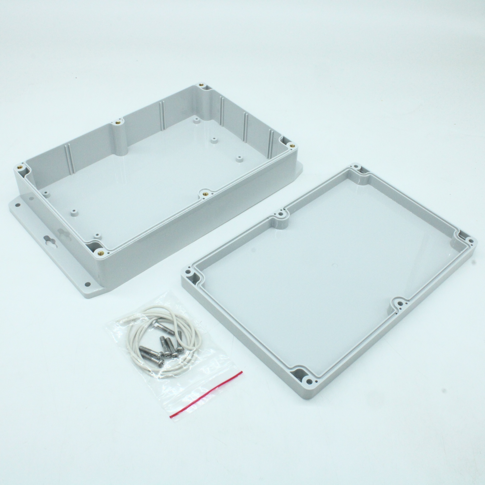 G218MF - Герметичный корпус из поликарбоната с фланцем, IP65, светло-серый