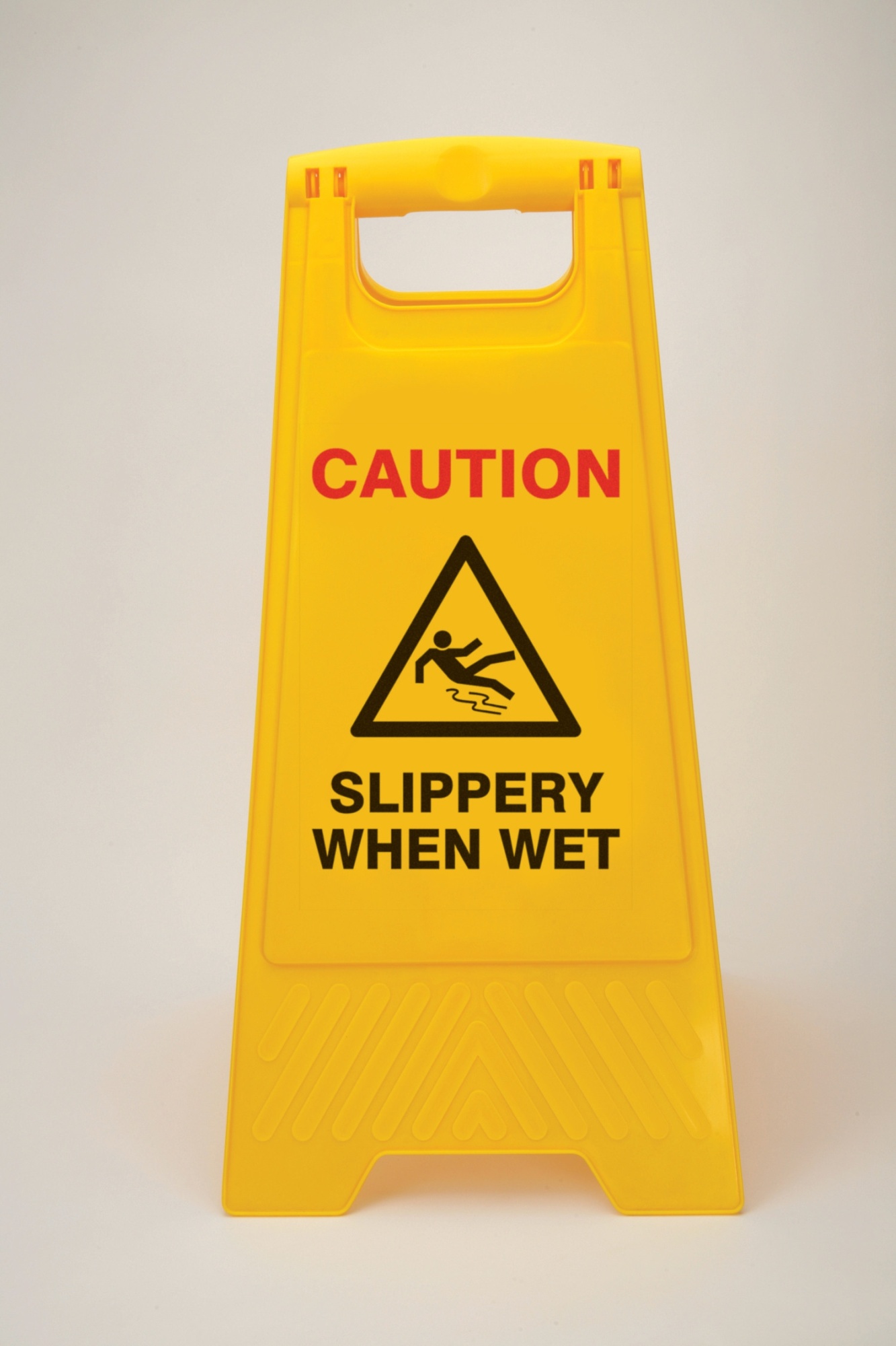 gws256709 - Пластиковая предупреждающая стойка. Цвет  - желтый. Надпись красно/черная «SLIPPERY WHEN WET». Высота 660мм.