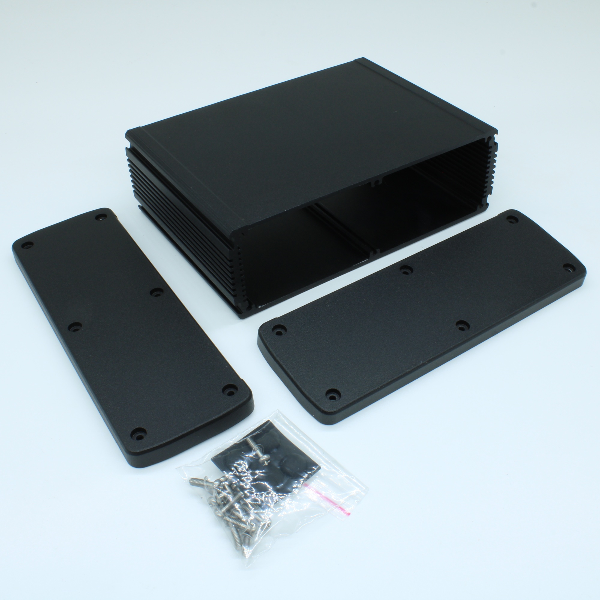 ALUG708BK120 - Алюминиевый черный корпус с черными торцевыми панелями