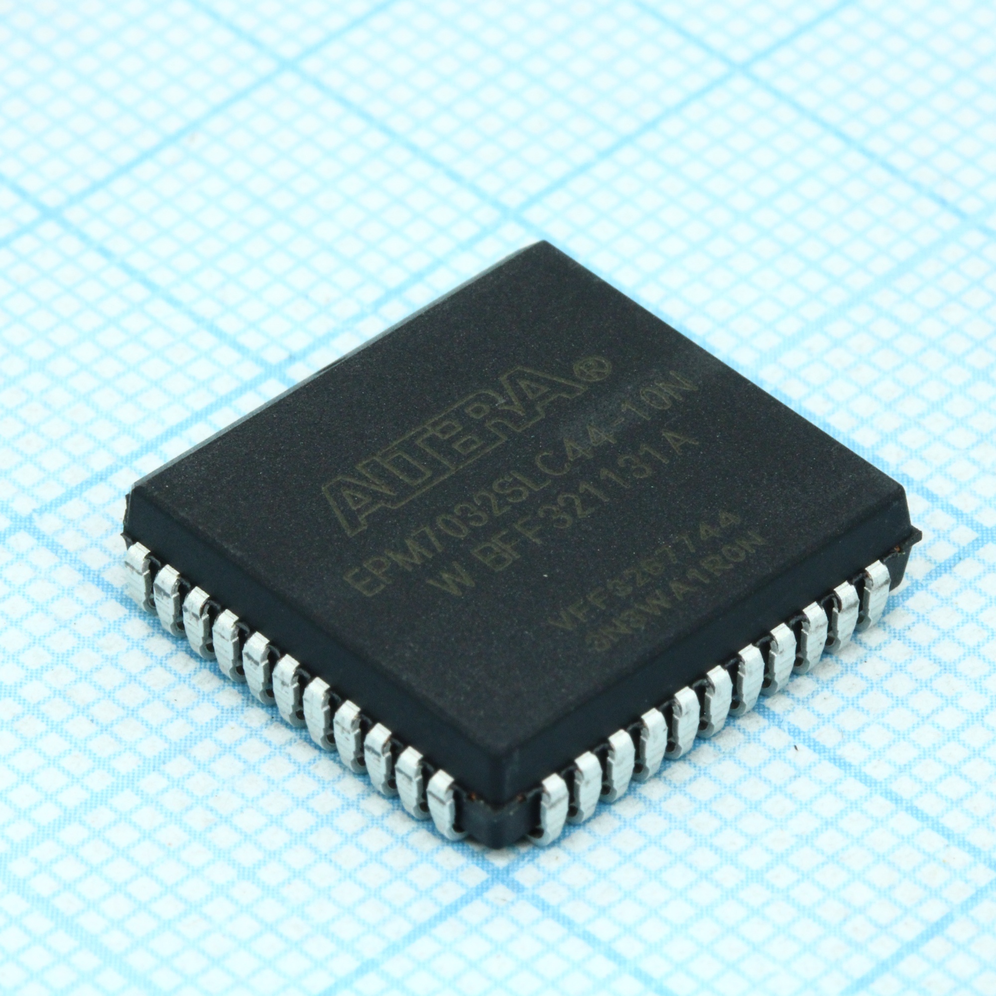 EPM7032SLC44-10N - Программируемая логическая интегральная схема элементов-600  макроячеек-32  портов ввода/вывода-36  175.4МГц  5.0В внутрисистемная программируемость