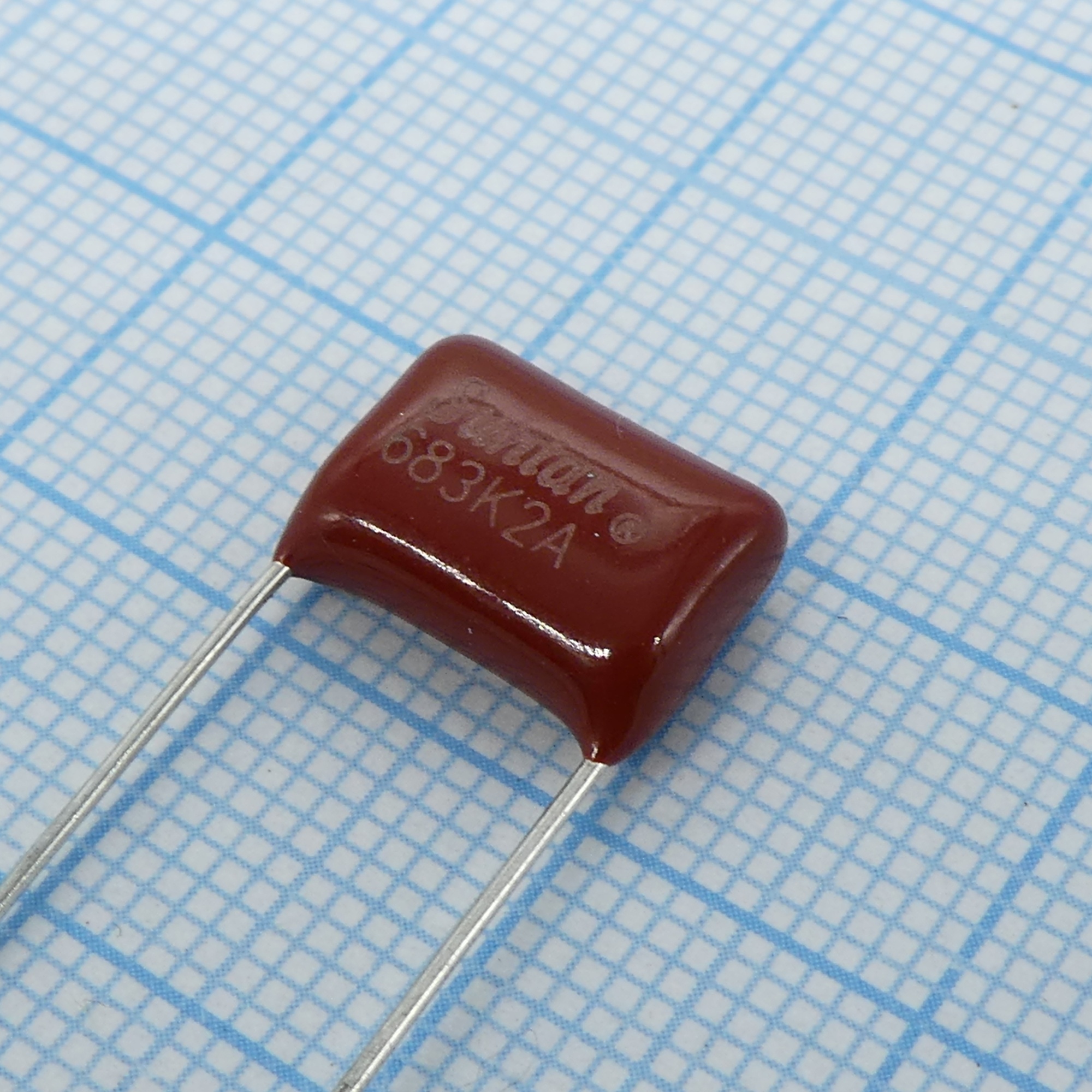 TS02002A683KSB0D0R - Конденсатор металлоплёночный полиэтилентерефталатный 0.068мкФ 100В ±10% (13х6.5х10мм) шаг выводов 10мм 85°С россыпь