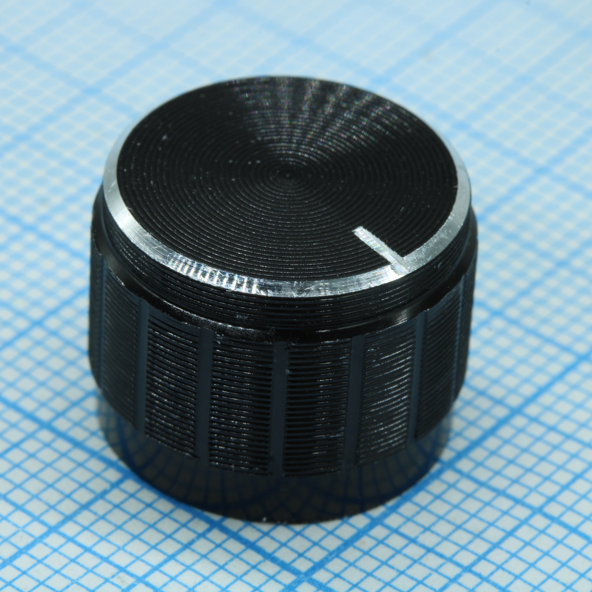 17X13HL - Ручка управления на вал 6 мм с насечкой, чёрная D=17мм, h=13мм